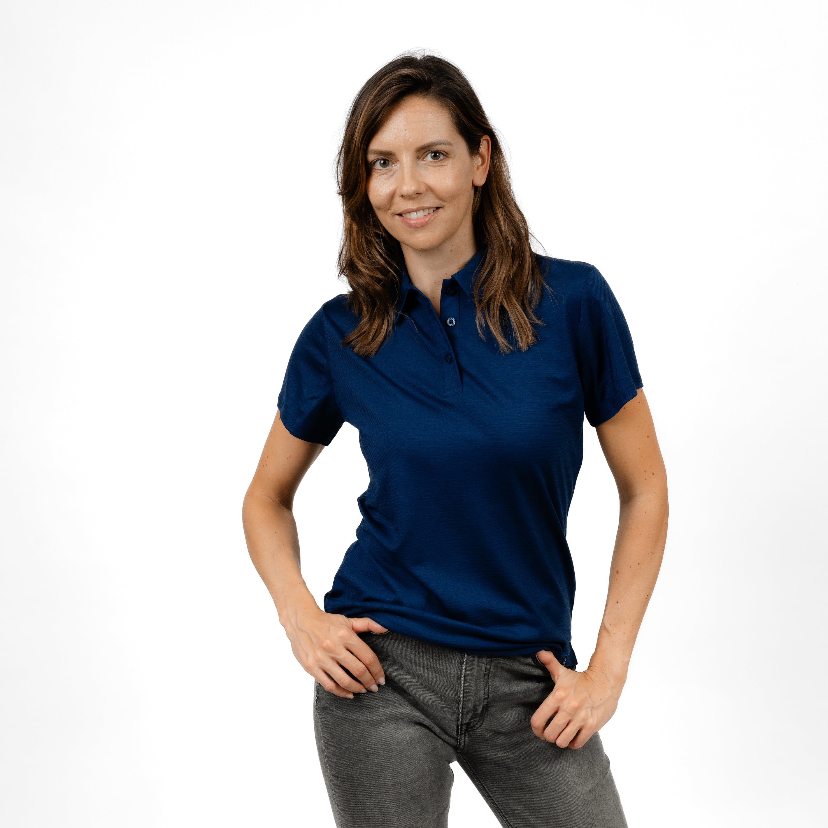 Model mit Merino Damen Poloshirt Frontansicht von TOM FYFE in Marine #farbe_marine