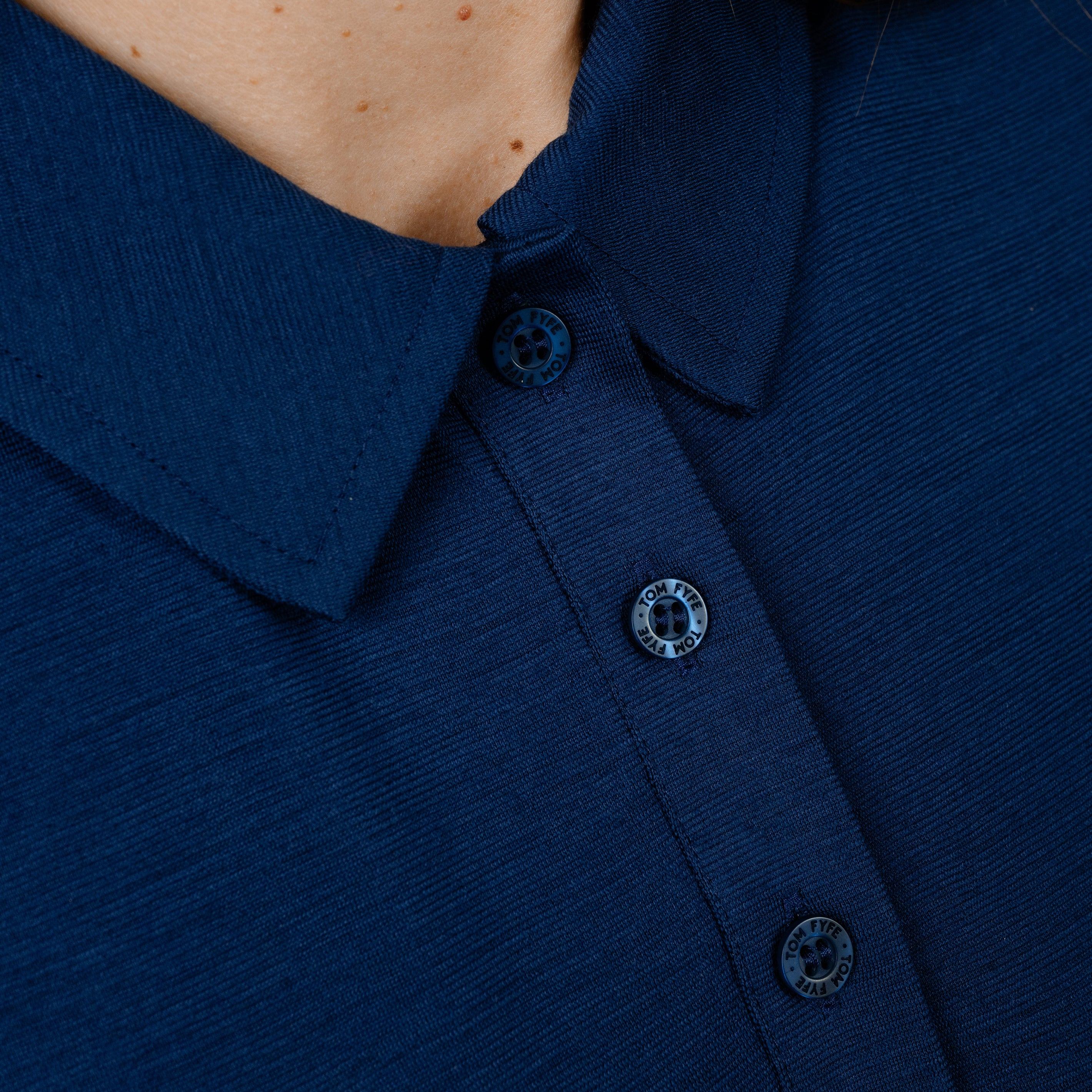 Model mit Merino Damen Poloshirt Kragenbereich von Tom Fyfe in Marine