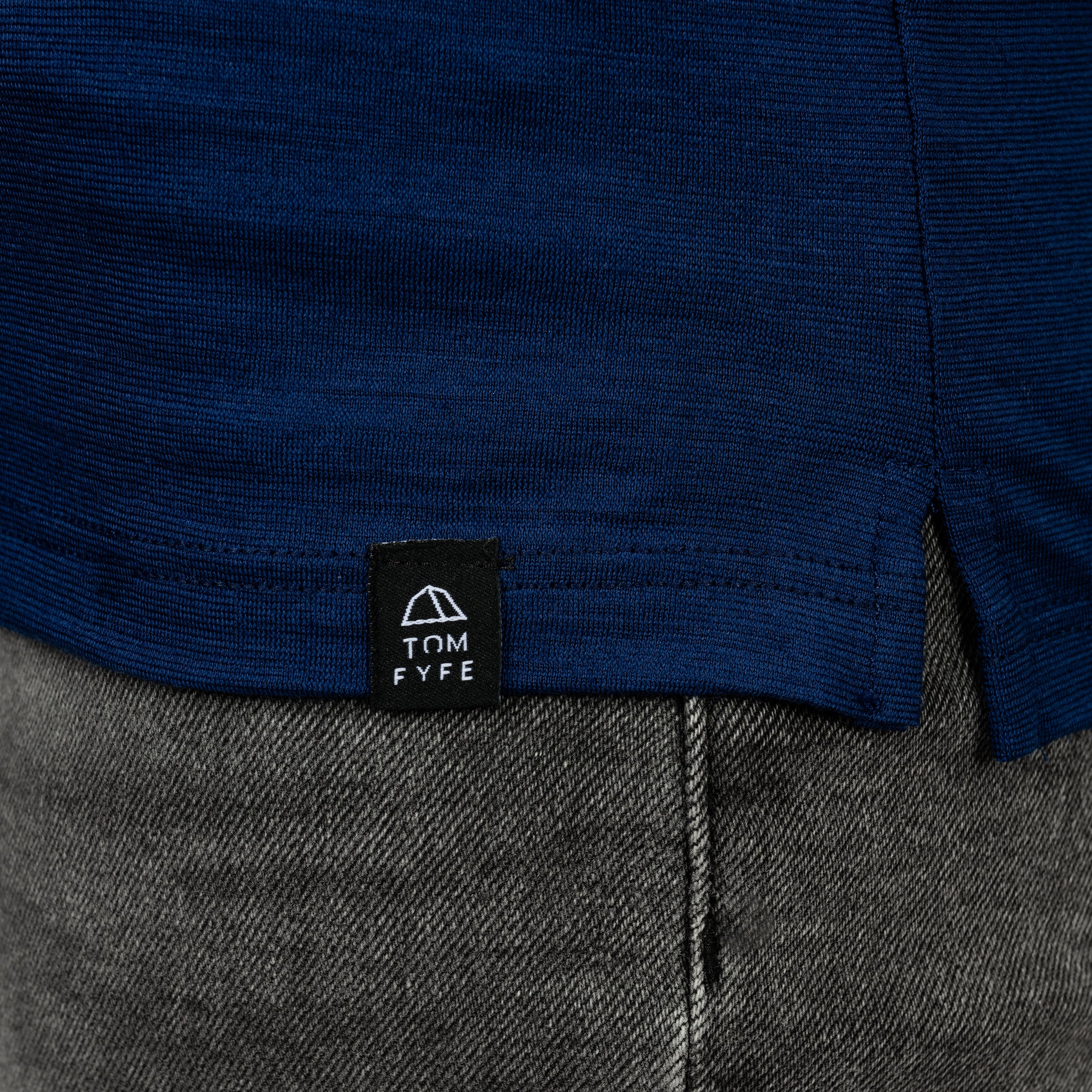 Model mit Merino Damen Poloshirt Label von Tom Fyfe in Marine