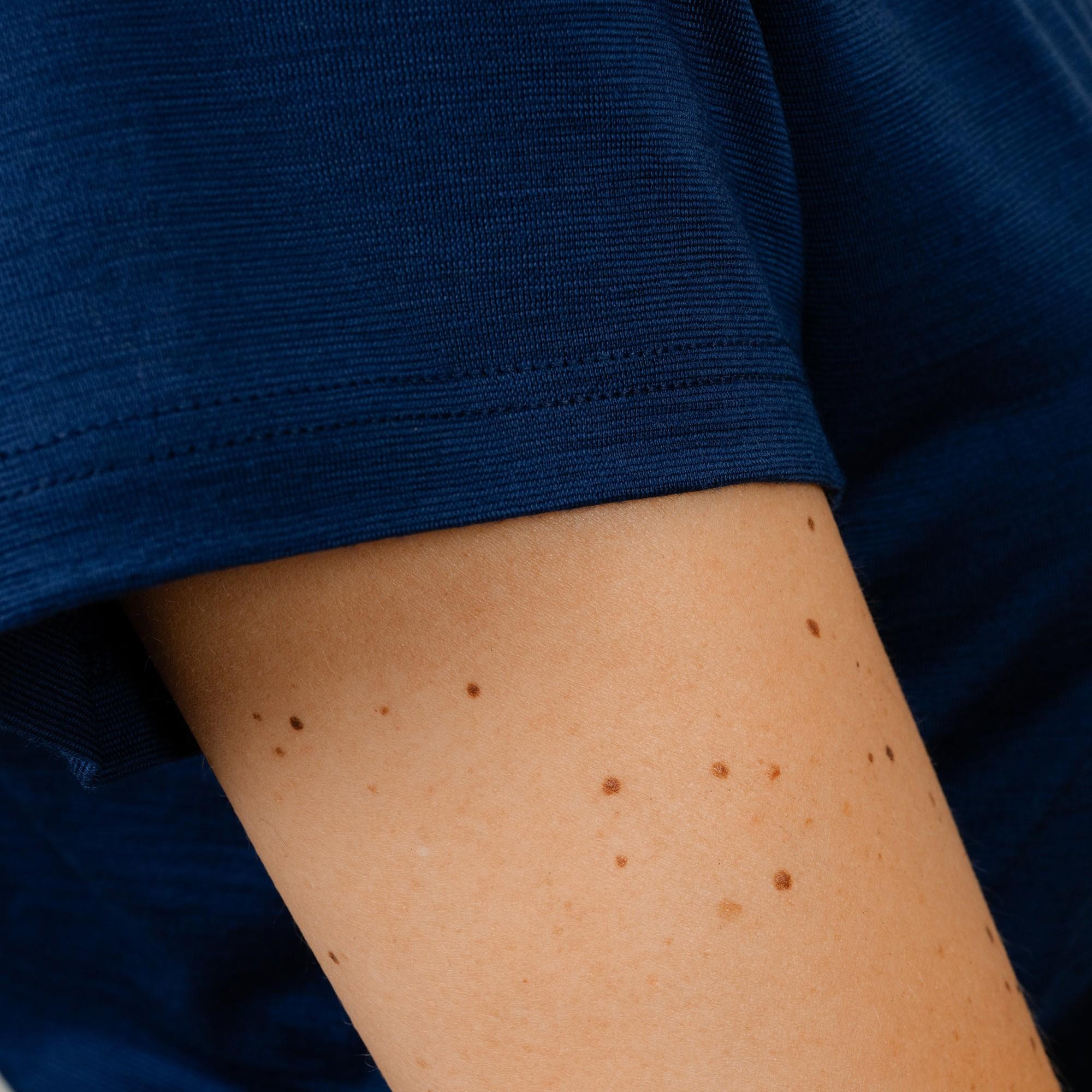 Model mit Merino Damen Poloshirt Nahaufnahme von TOM FYFE in Marine