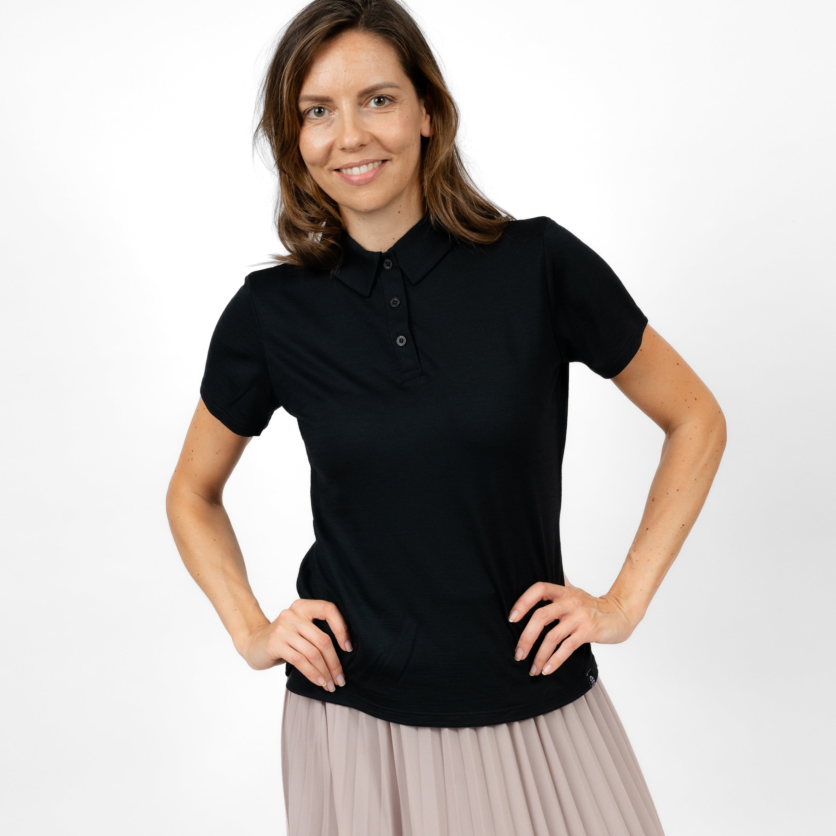 Model mit Merino Damen Poloshirt Frontansicht von Tom Fyfe in Schwarz