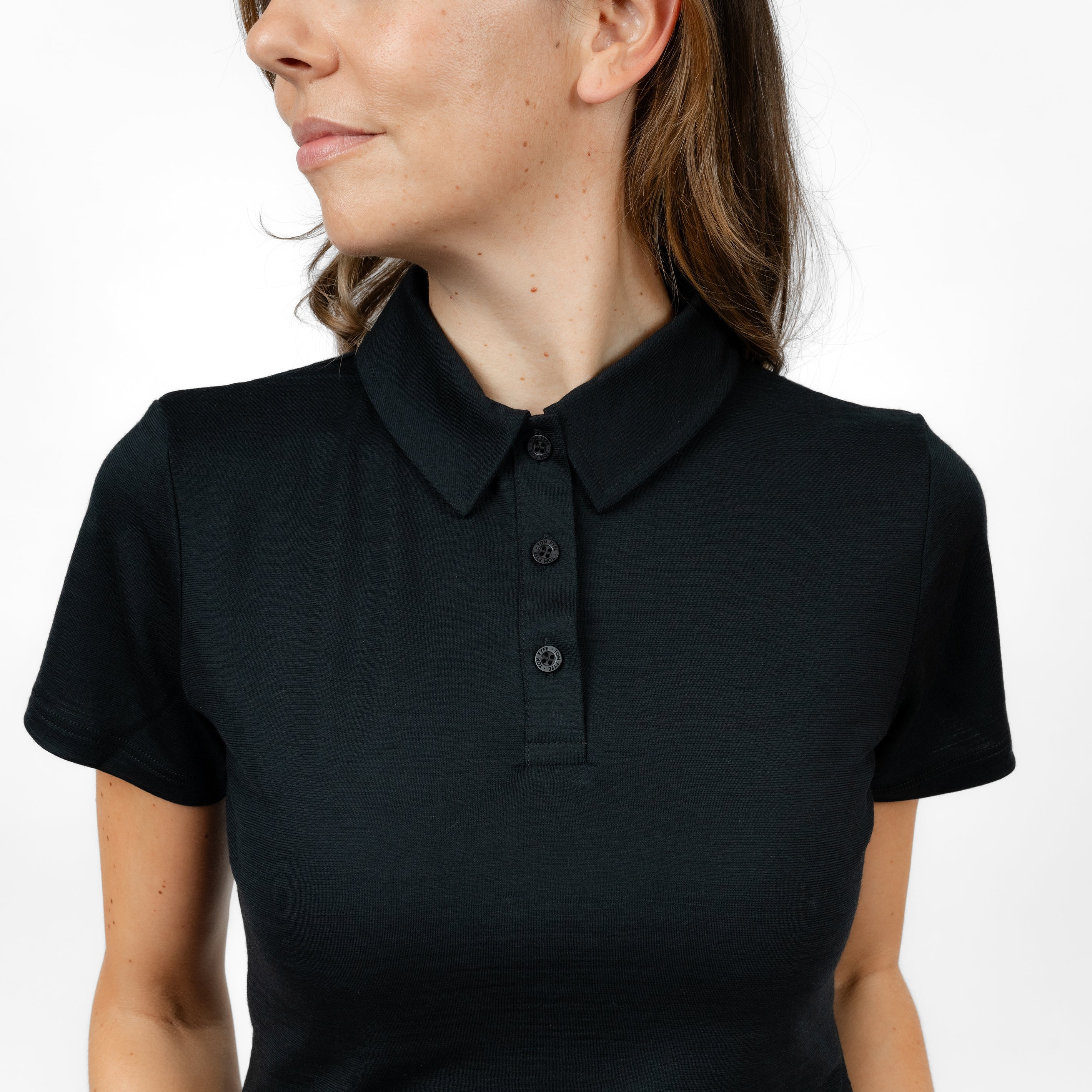 Model mit Merino Damen Poloshirt Kragenbereich von Tom Fyfe in Schwarz