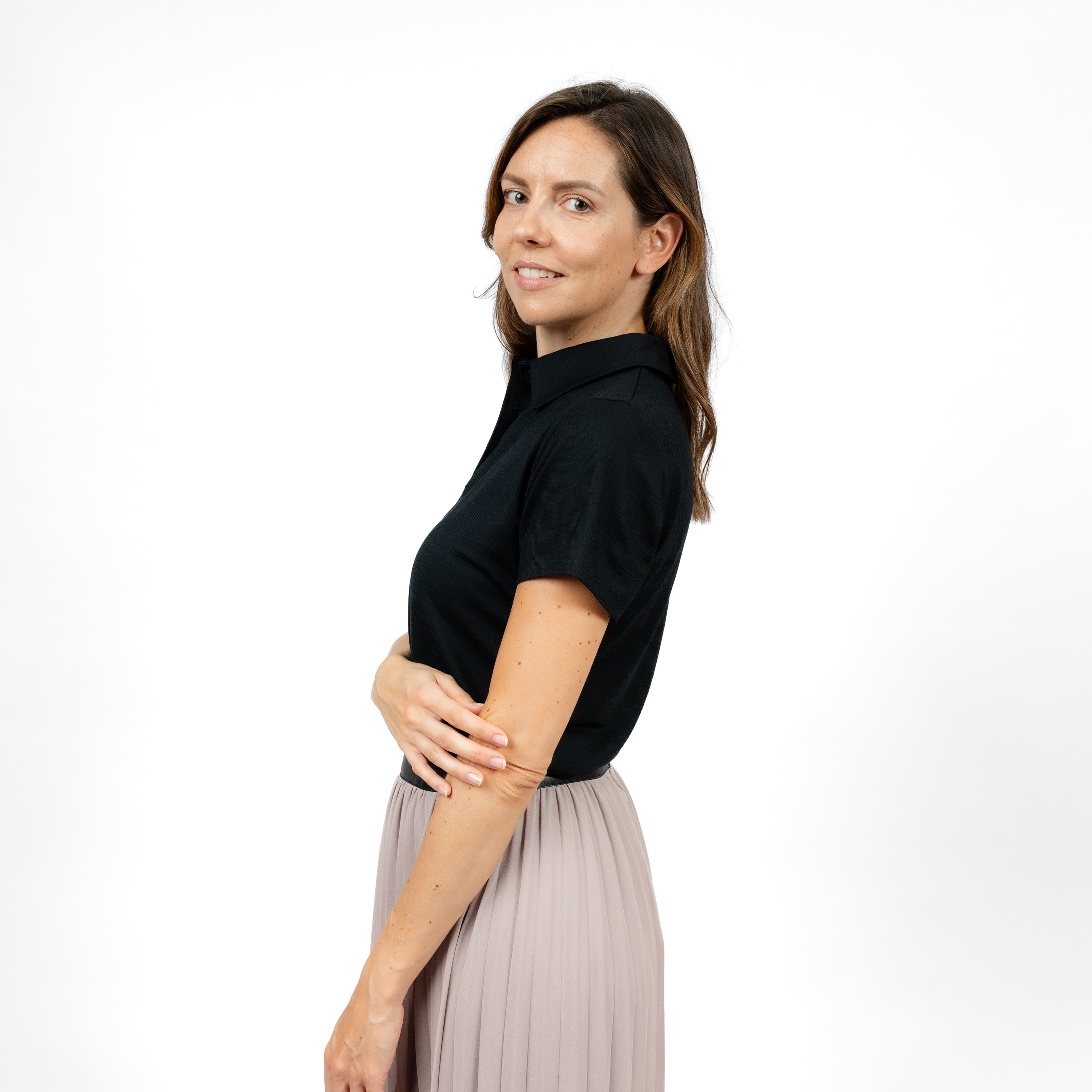 Model mit Merino Damen Poloshirt Seitenansicht von Tom Fyfe in Schwarz