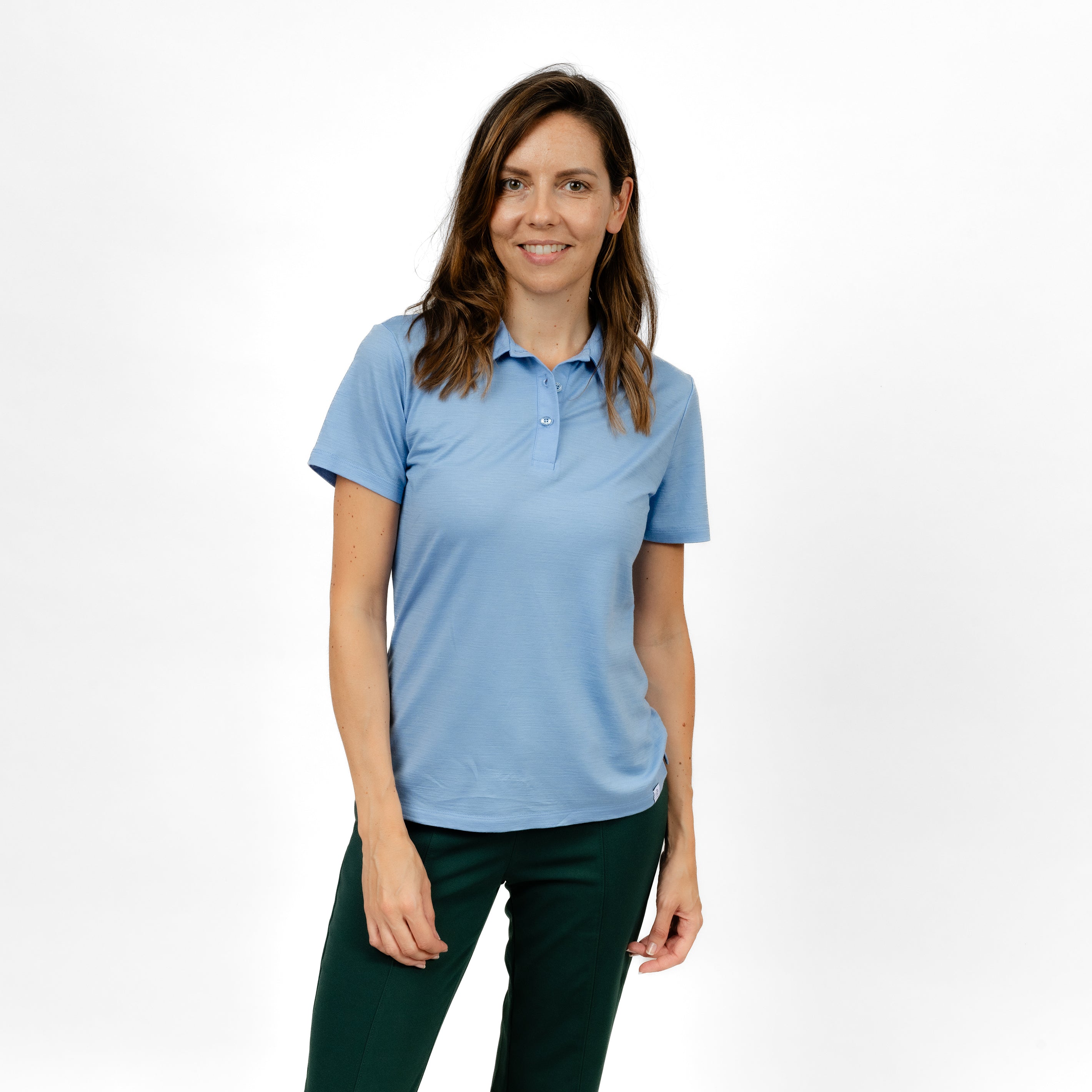 Model mit Merino Damen Poloshirt Frontansicht von TOM FYFE in Steelblue