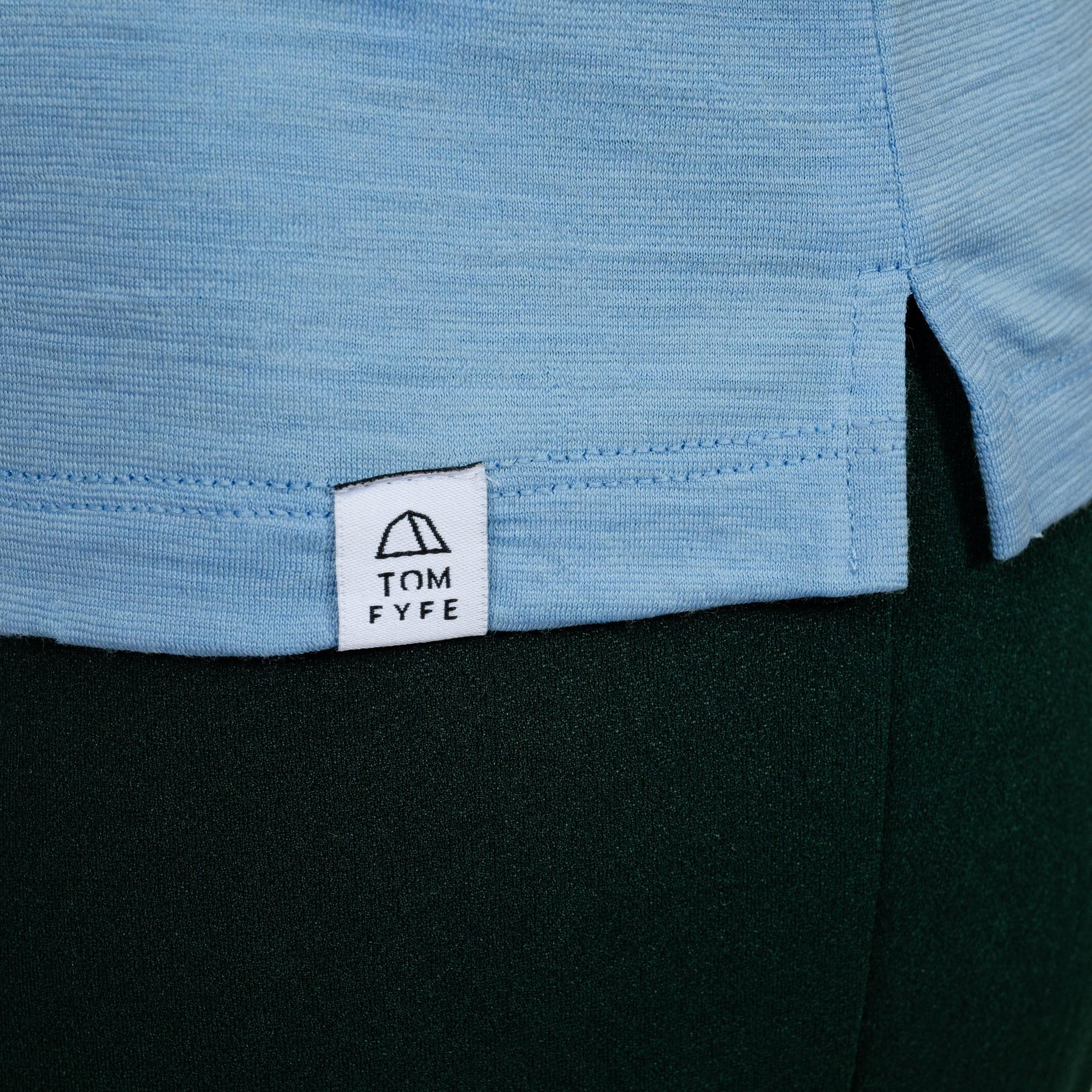 Model mit Merino Damen Poloshirt Label von TOM FYFE in Steelblue