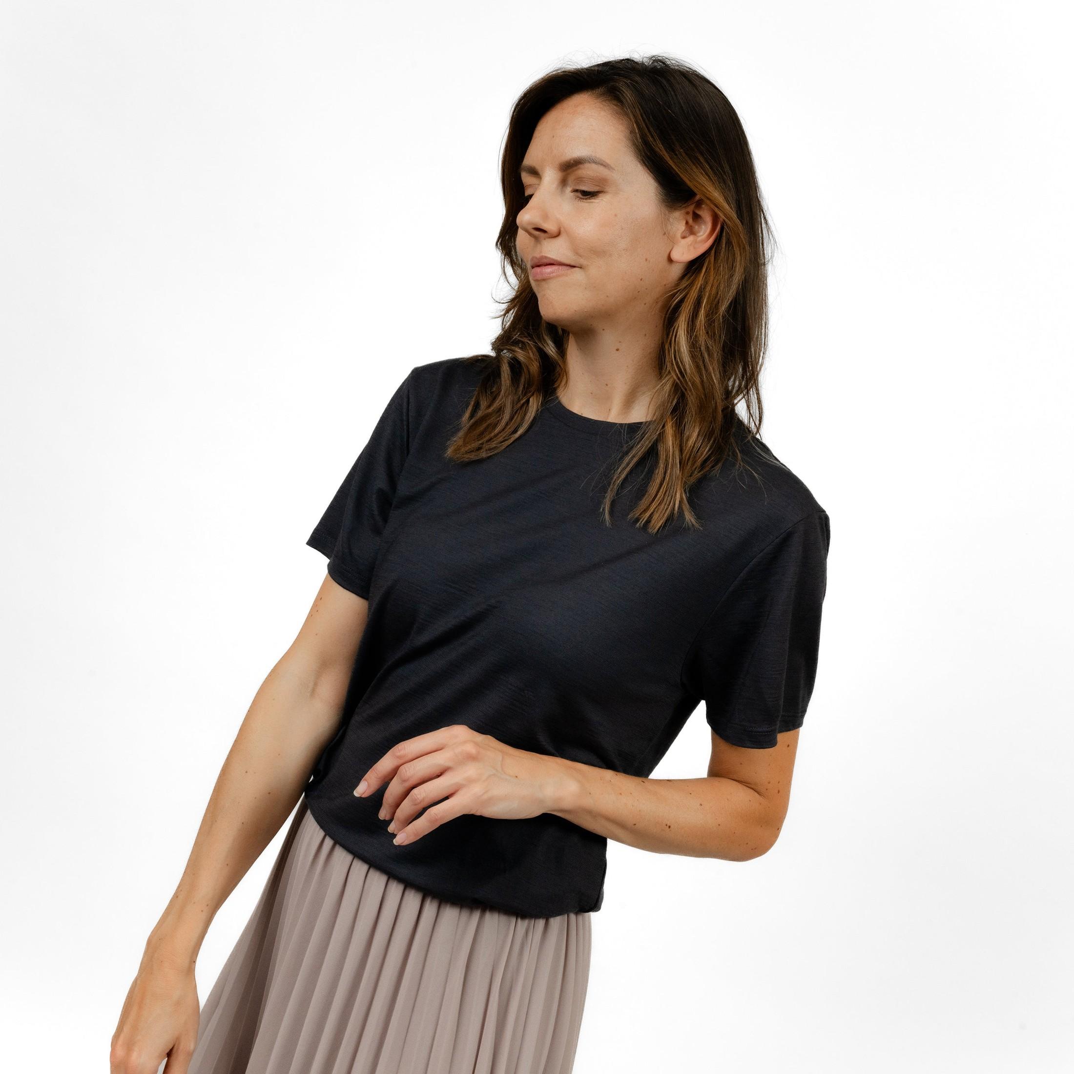 Weibliches Model mit Merino T-Shirt Regular Fit Unisex Frontansicht von TOM FYFE in Anthrazit