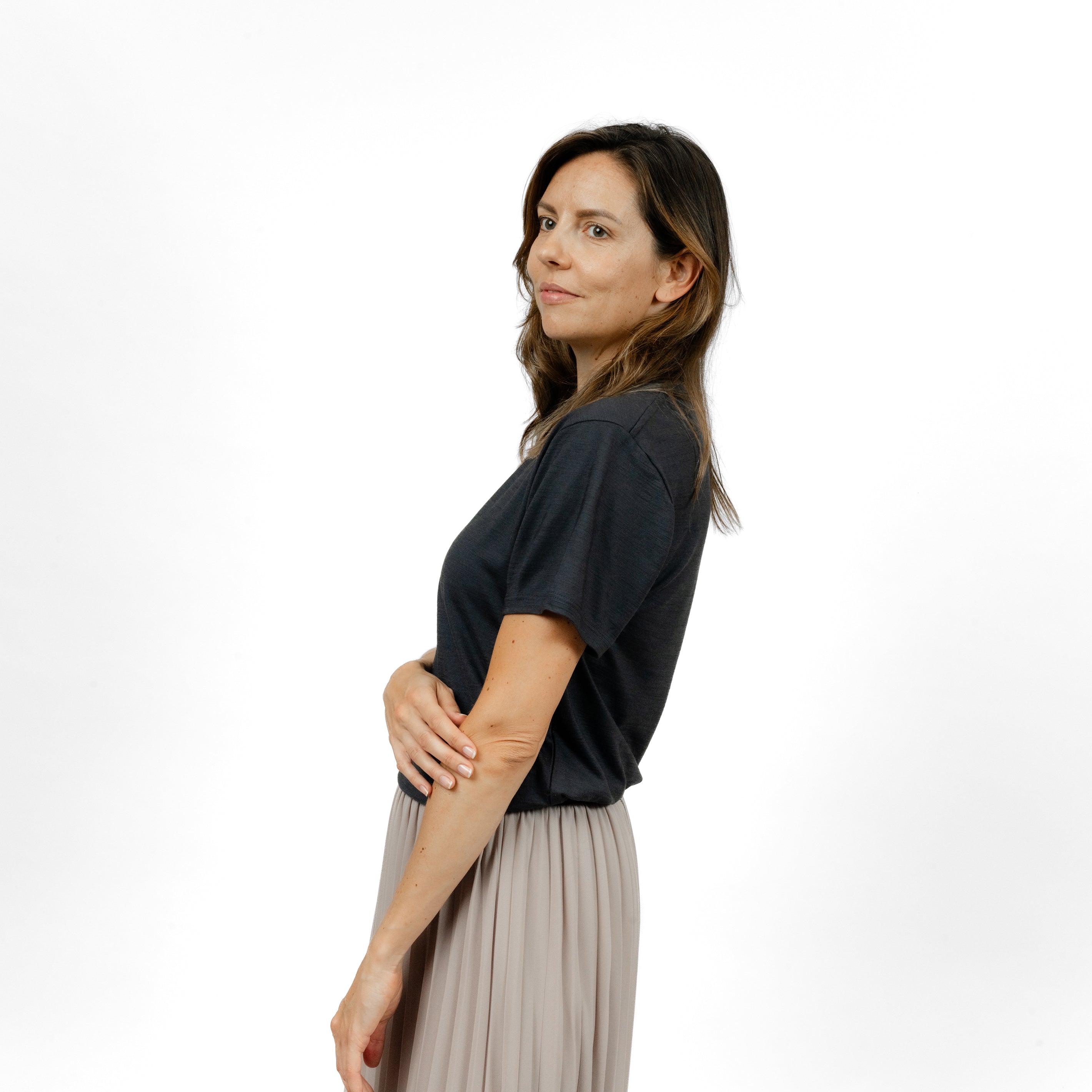 Weibliches Model mit Merino T-Shirt Regular Fit Unisex Seitenansicht von TOM FYFE in Anthrazit