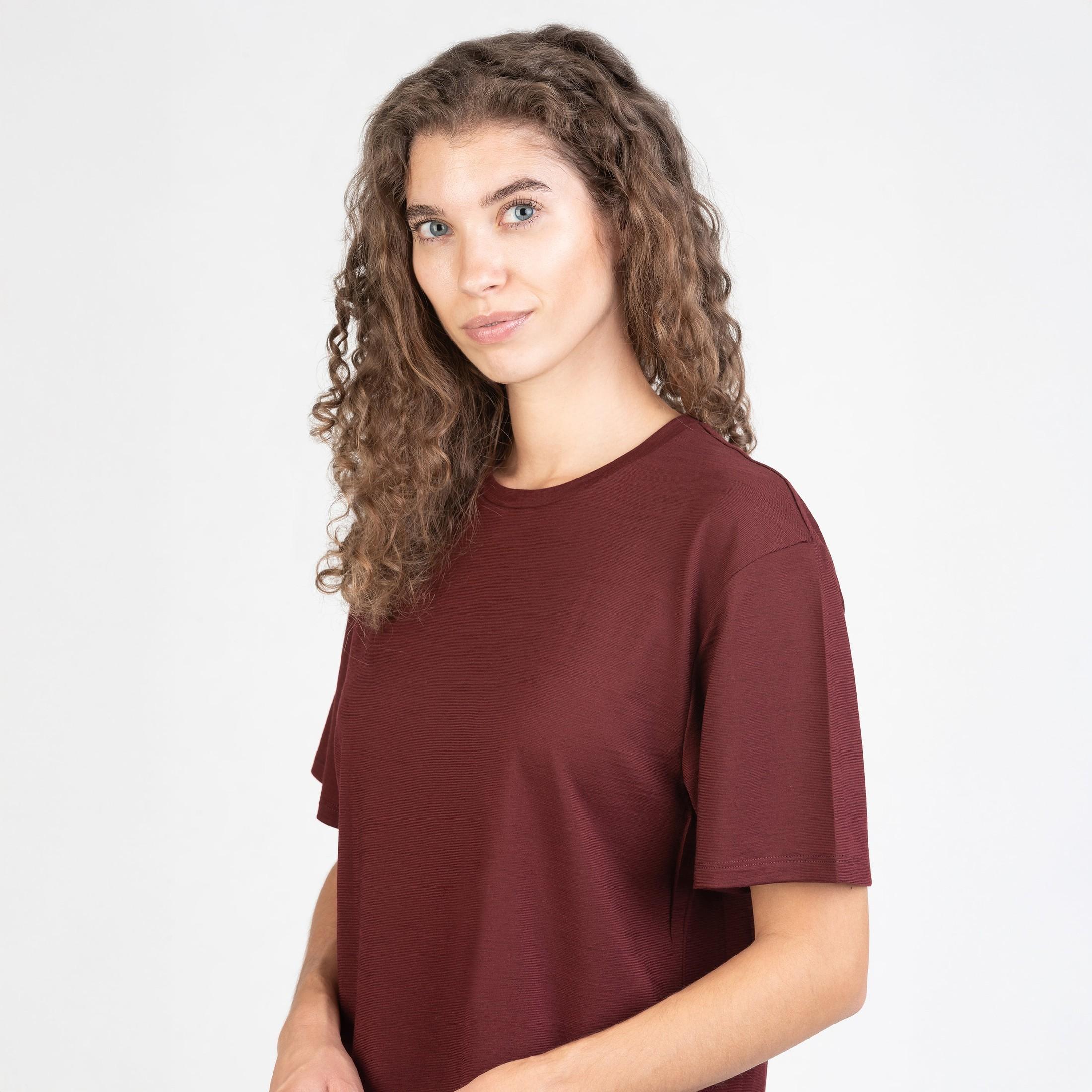 Tom Fyfe Merino Unisex Regular T-Shirt in Burgundy, Vorderansicht