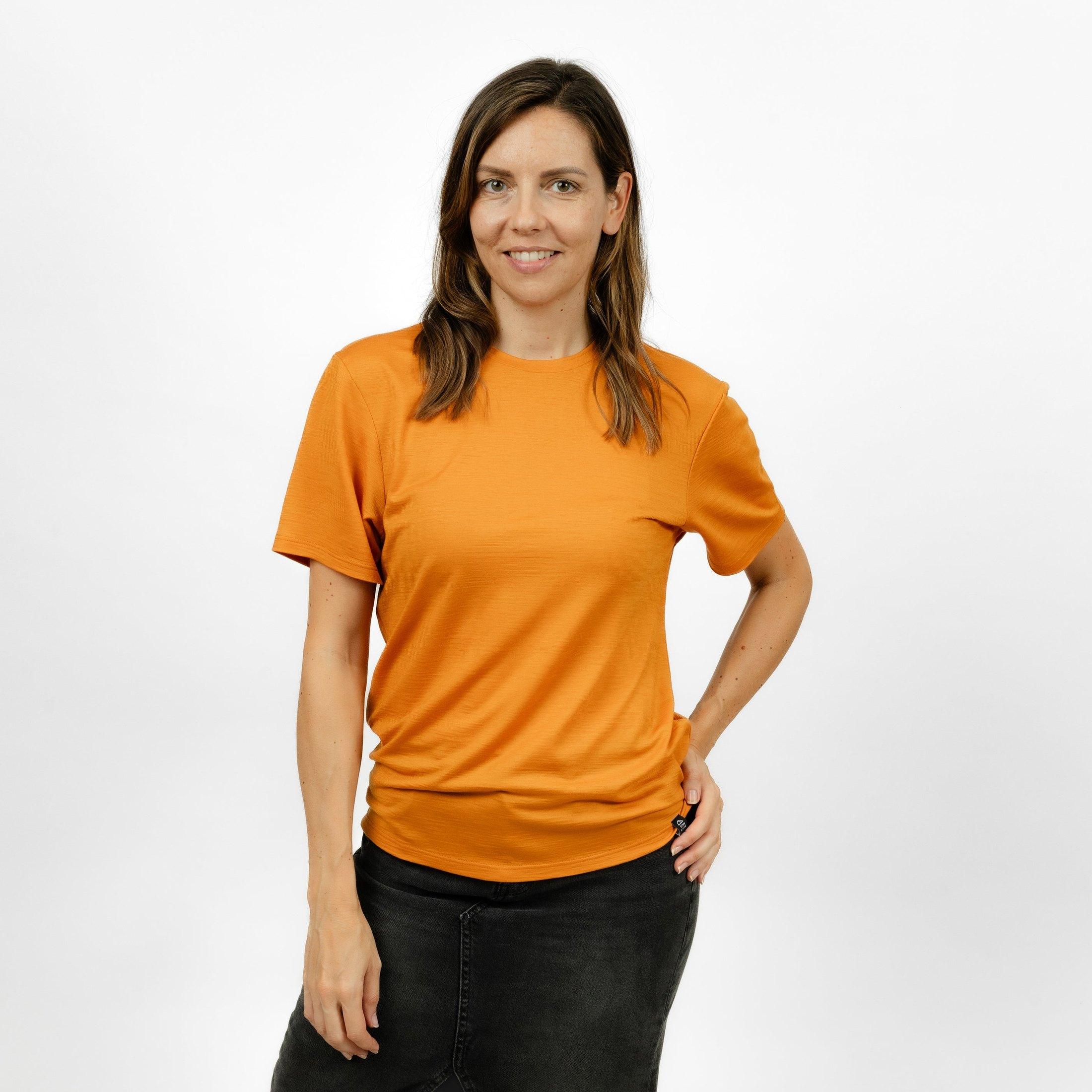 Weibliches Model mit Merino T-Shirt Regular Fit Unisex Frontansicht von TOM FYFE in Kurkuma