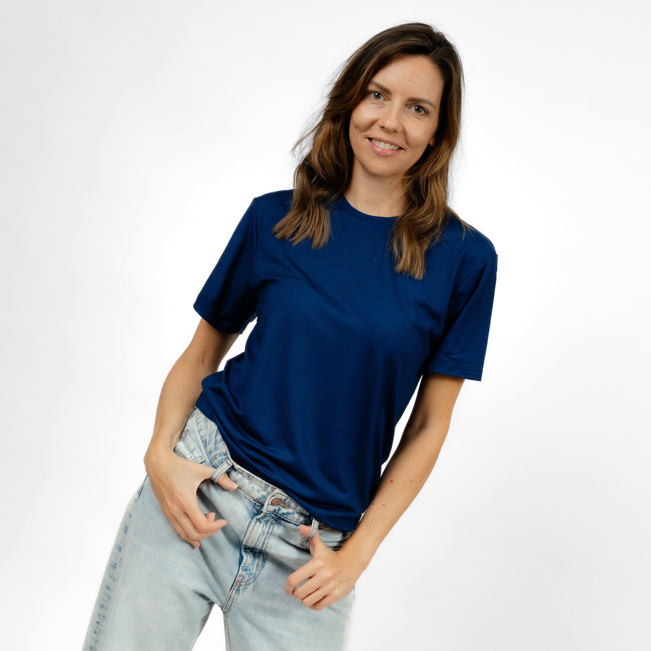 Weibliches Model mit Merino T-Shirt Regular Fit Unisex Frontansicht von TOM FYFE in Marine