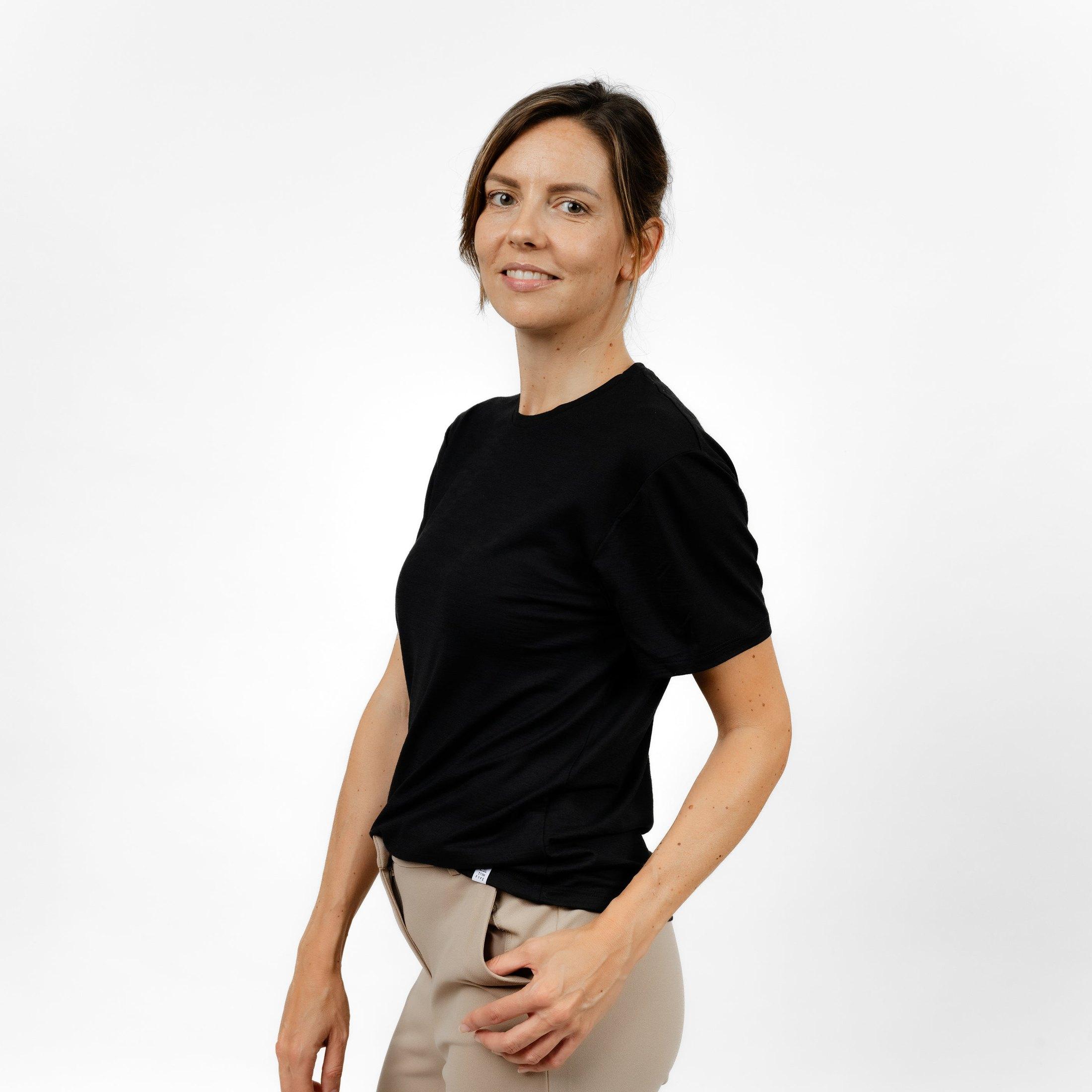 Weibliches Model mit Merino T-Shirt Regular Fit Unisex Seitenansicht von TOM FYFE in Schwarz