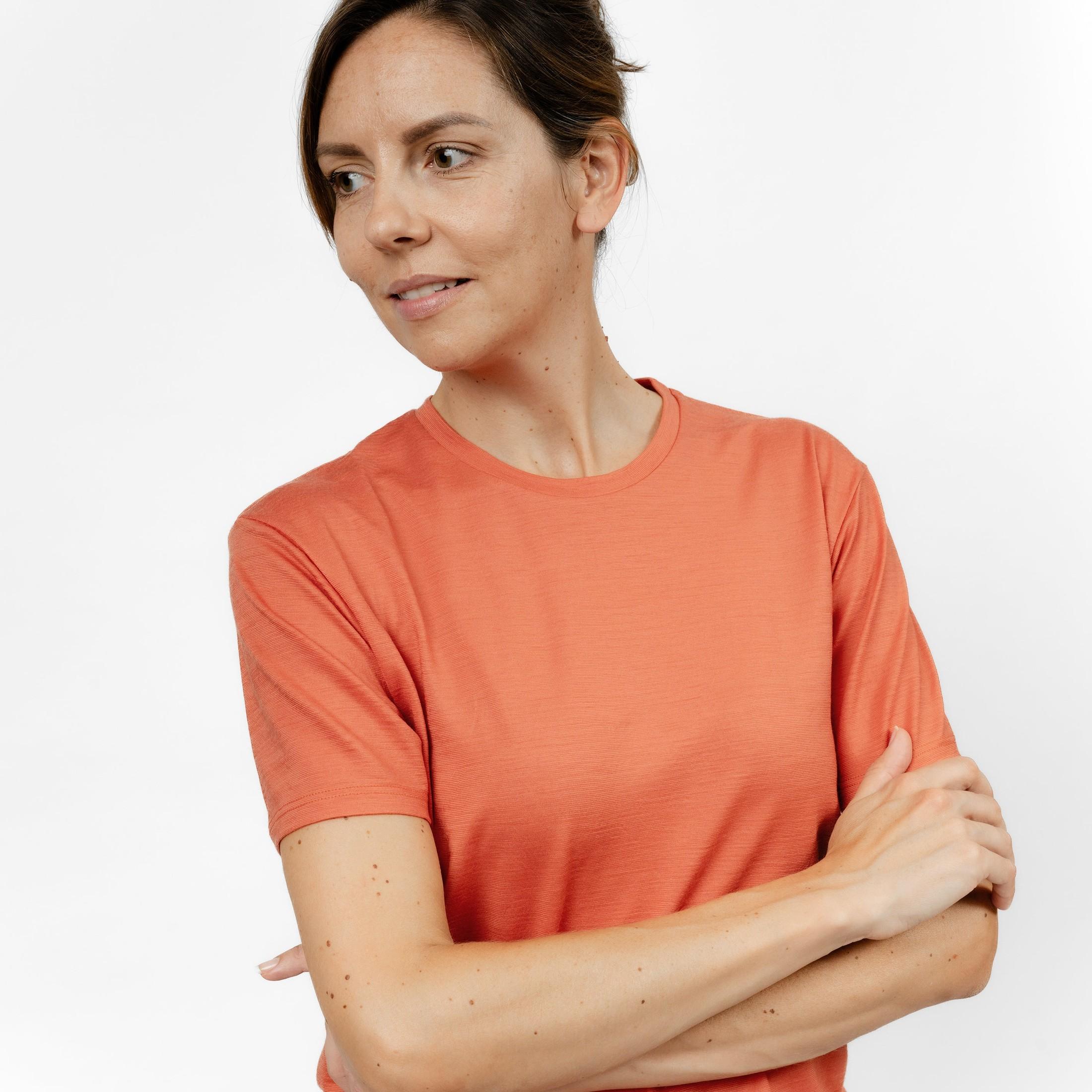 Weibliches Model mit Merino T-Shirt Regular Fit Unisex Frontansicht von TOM FYFE in Terracotta