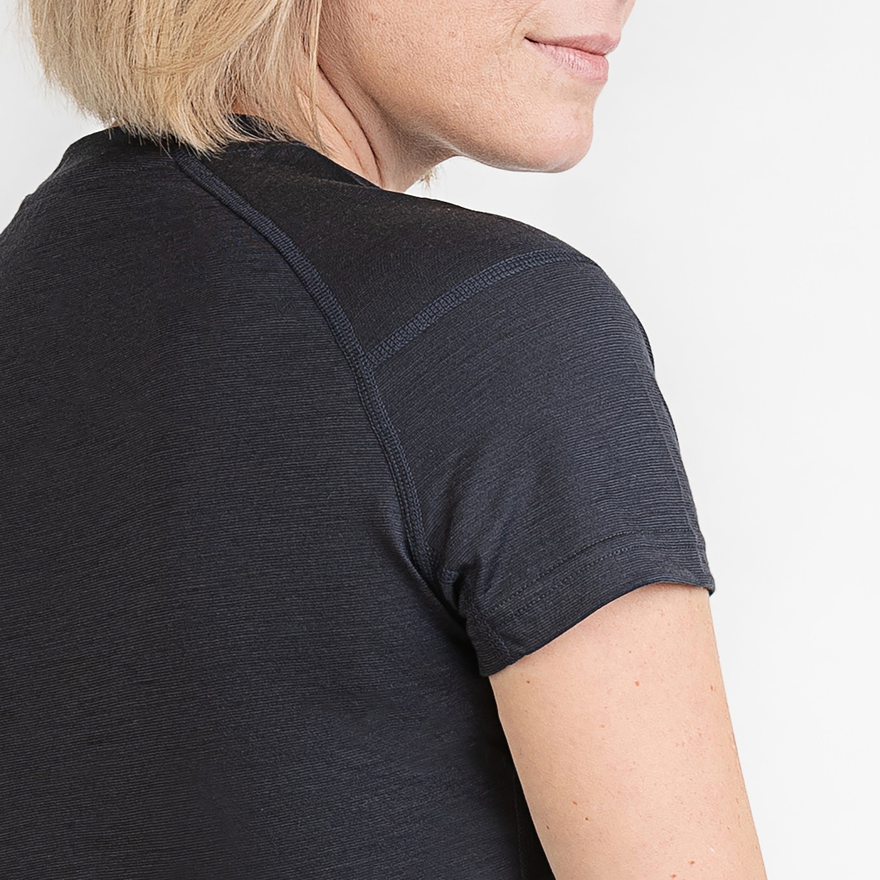 Merino Damen Unterhemd T-Shirt Nahaufnahme Hinteransicht von TOM FYFE in Anthrazit