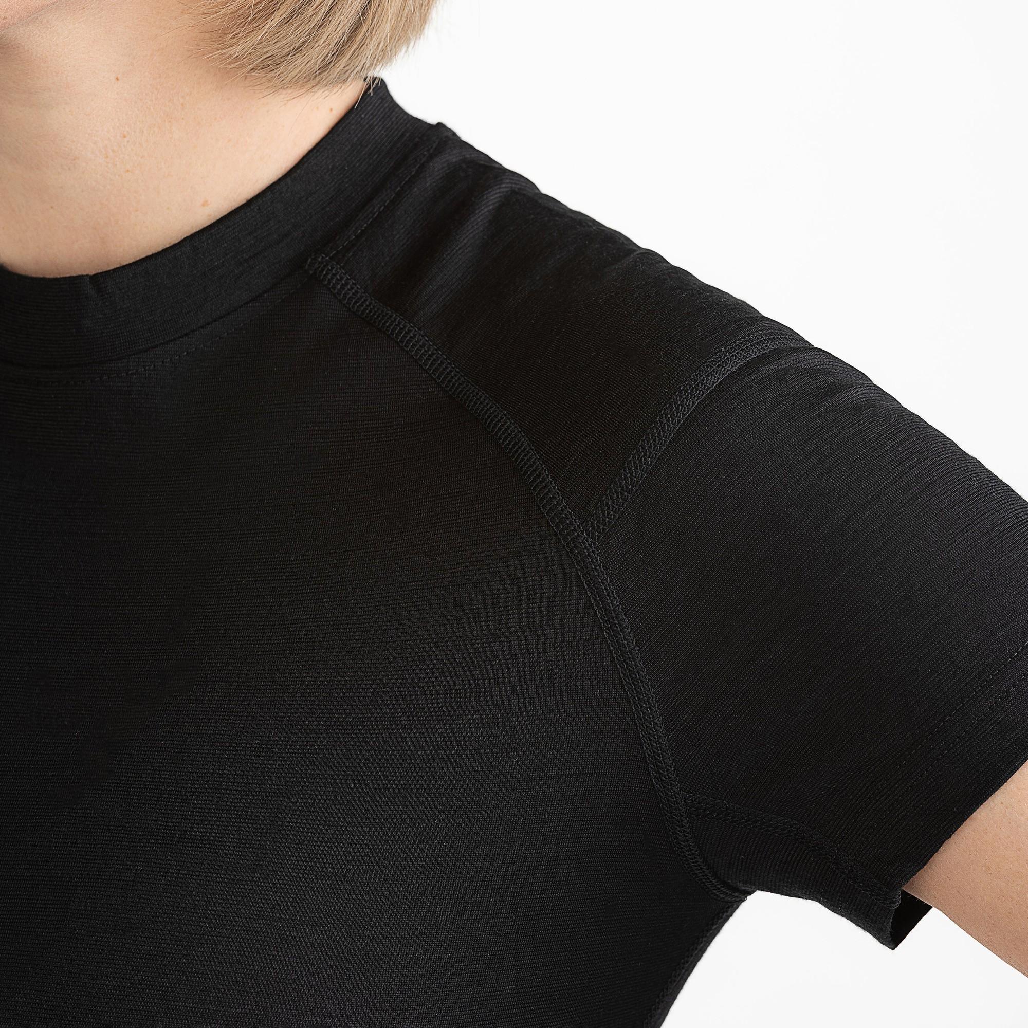 Merino Damen Unterhemd T-Shirt Nahaufnahme Frontansicht von TOM FYFE in Schwarz