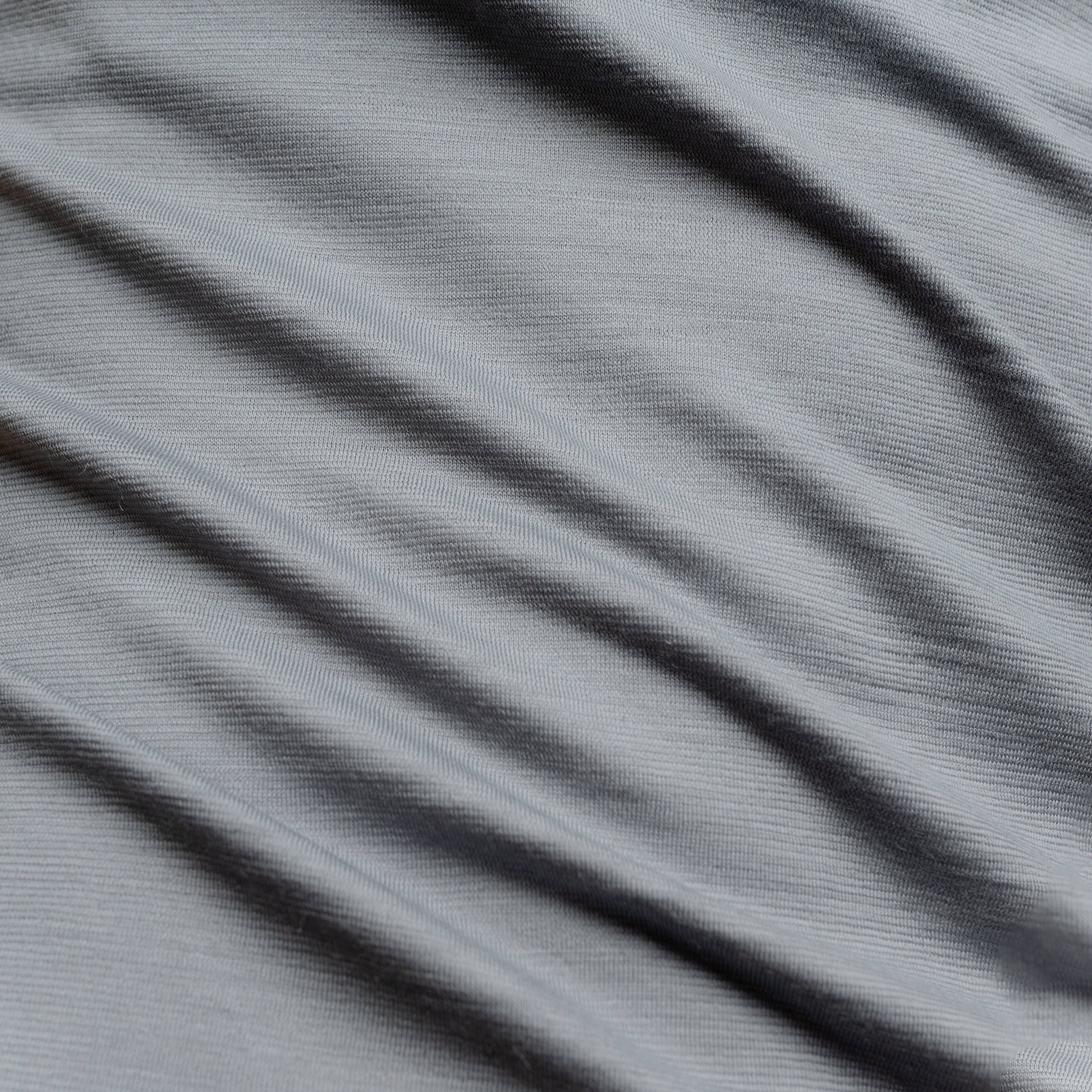 Merino Damen Shirt von Tom Fyfe Detailaufnahme der Stofffarbe Hellgrau