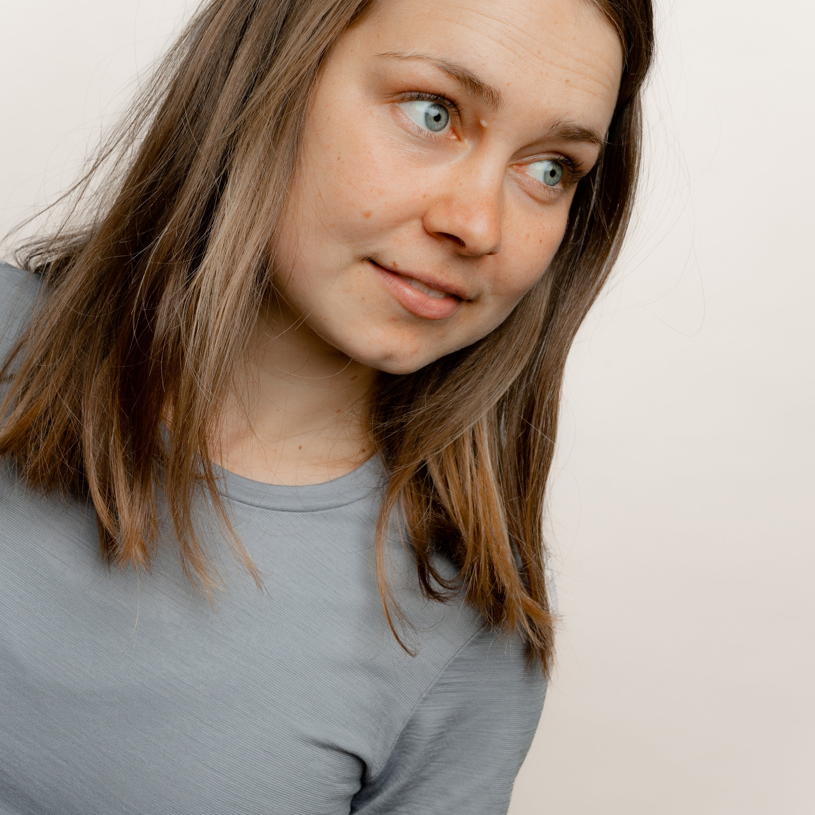 Model im Merino Damen Shirt von Tom Fyfe in Hellgrau Nahaufnahme Schulter Brust Bereich