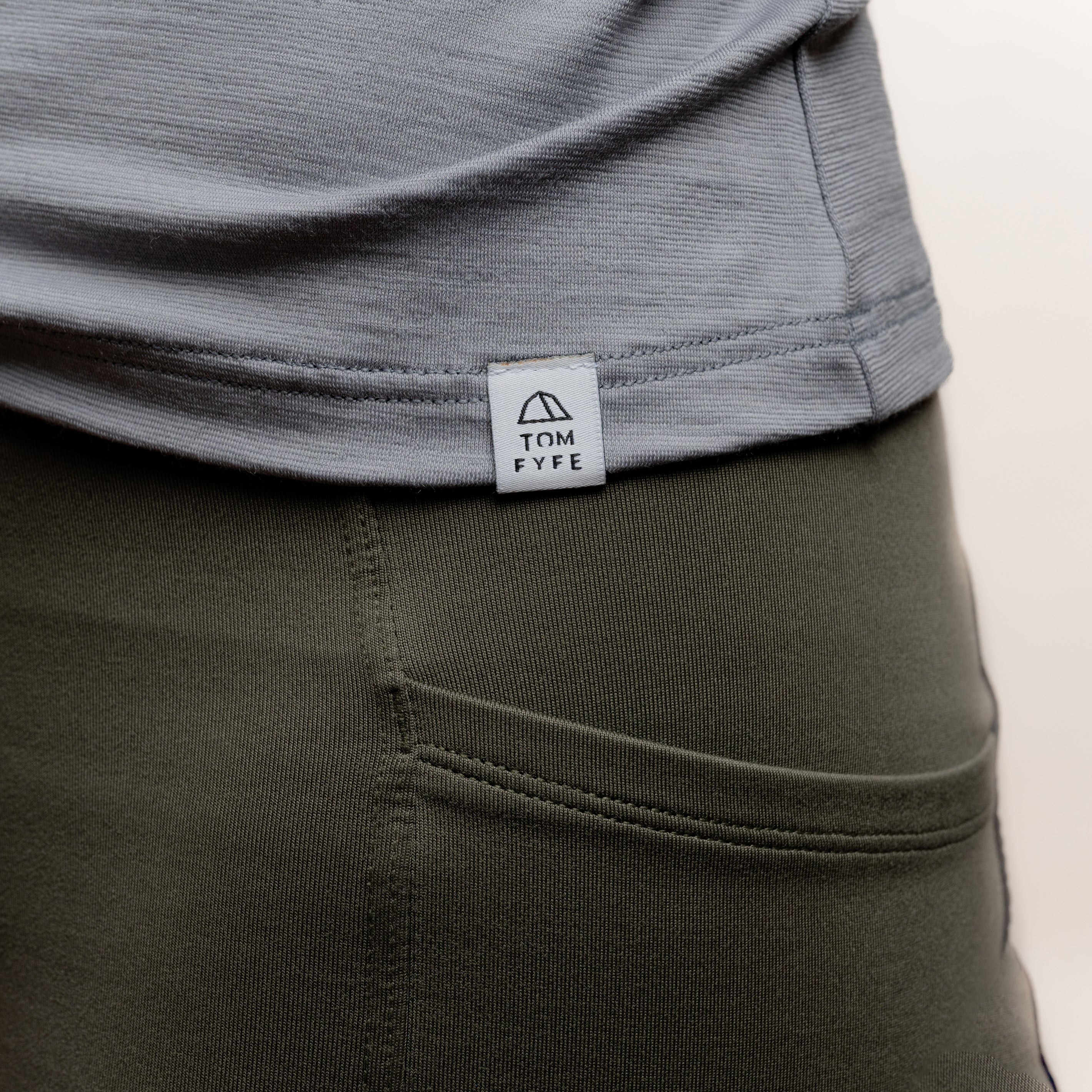 Merino Damen Shirt von Tom Fyfe in Hellgrau mit angenähtem Stofflabel mit Logo