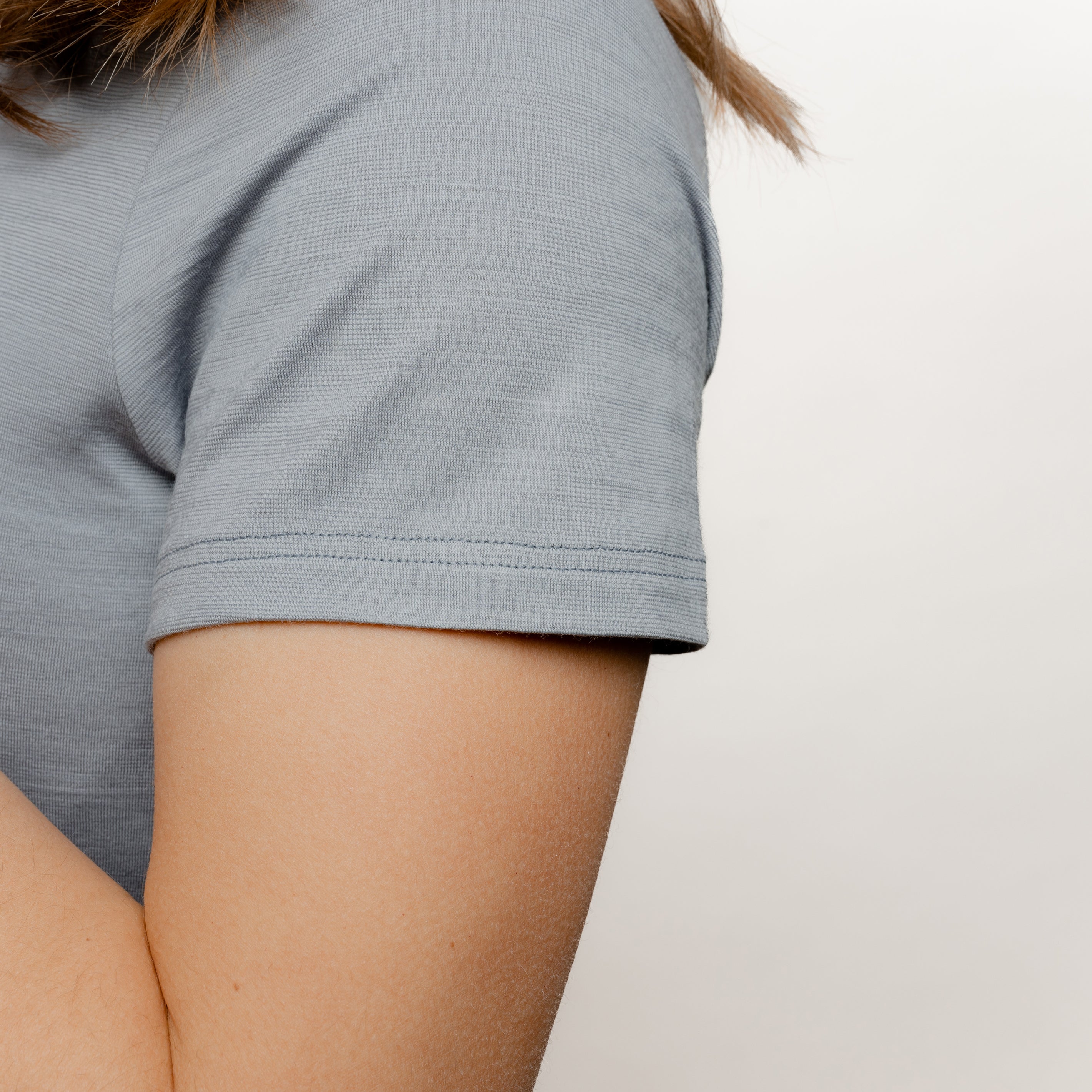 Model im Merino Damen Shirt von Tom Fyfe in Hellgrau Nahaufnahme Ärmel