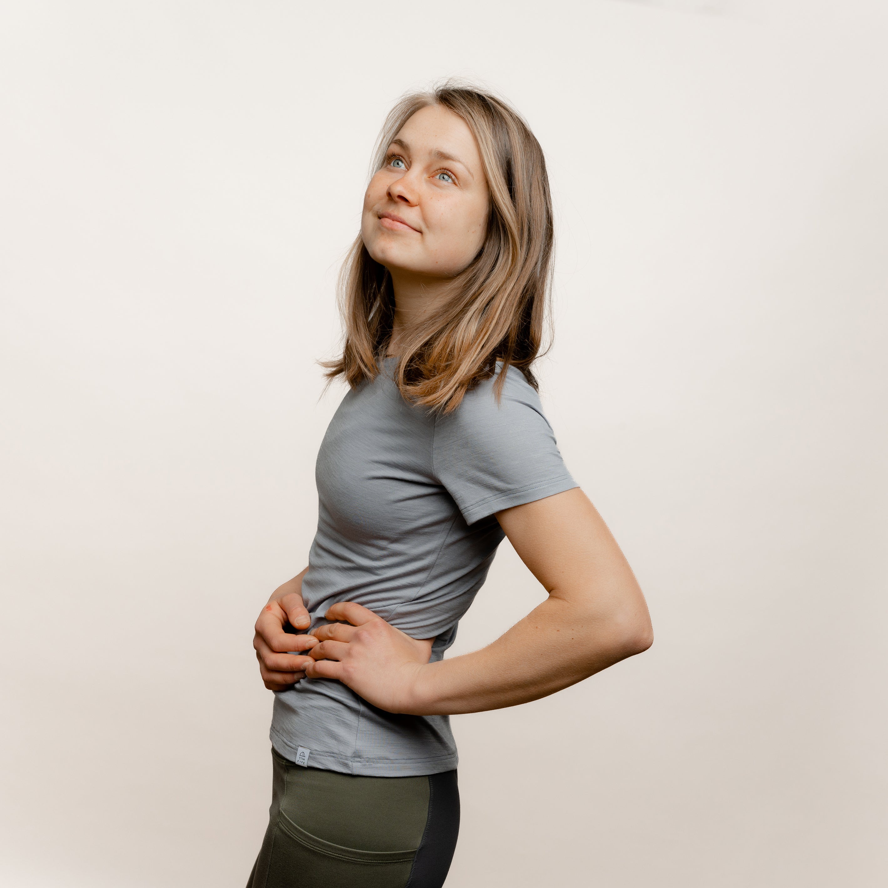 Model im Merino Damen Shirt von Tom Fyfe in Hellgrau Seitenansicht