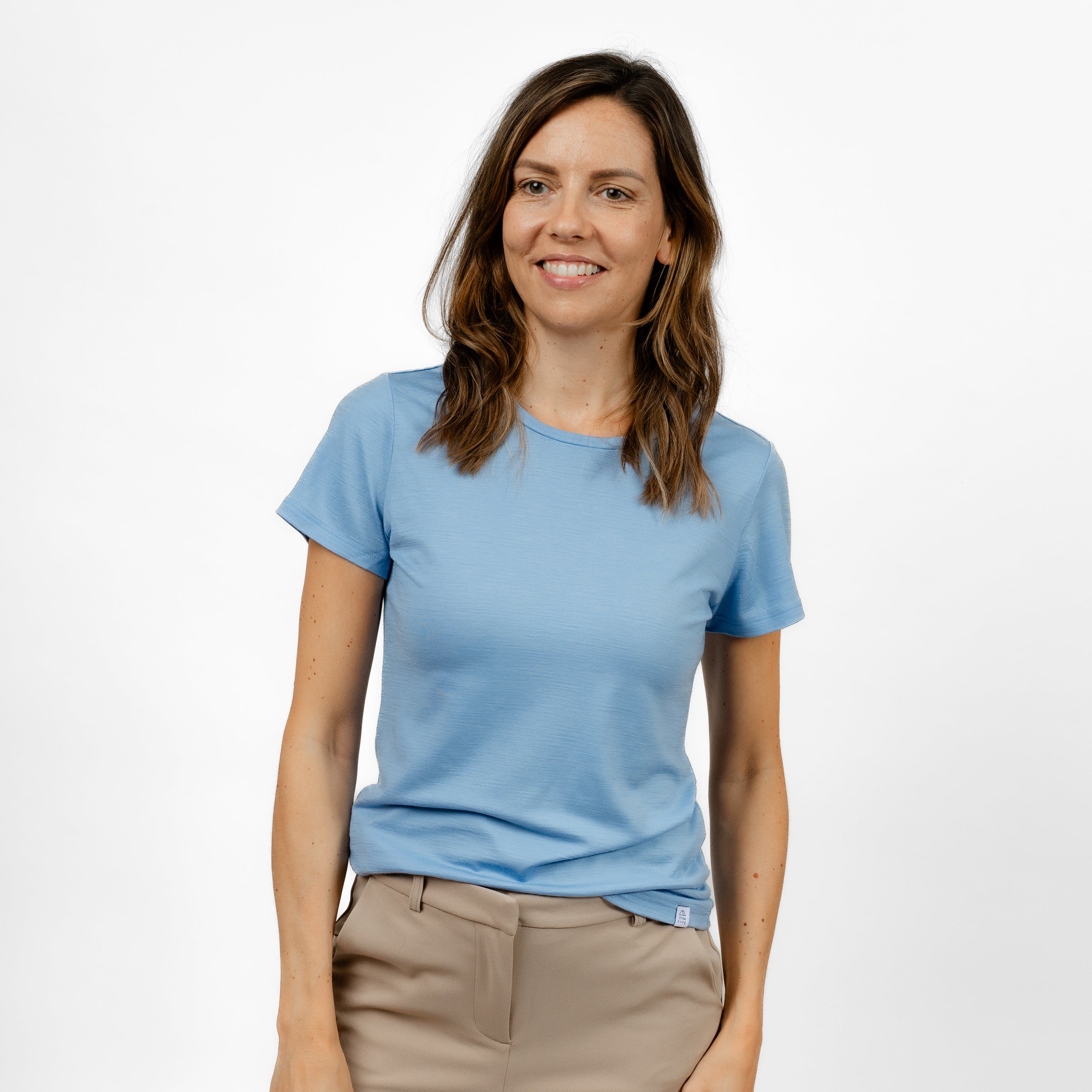 Model im Merino Damen Shirt von TOM FYFE in Steelblue Frontansicht