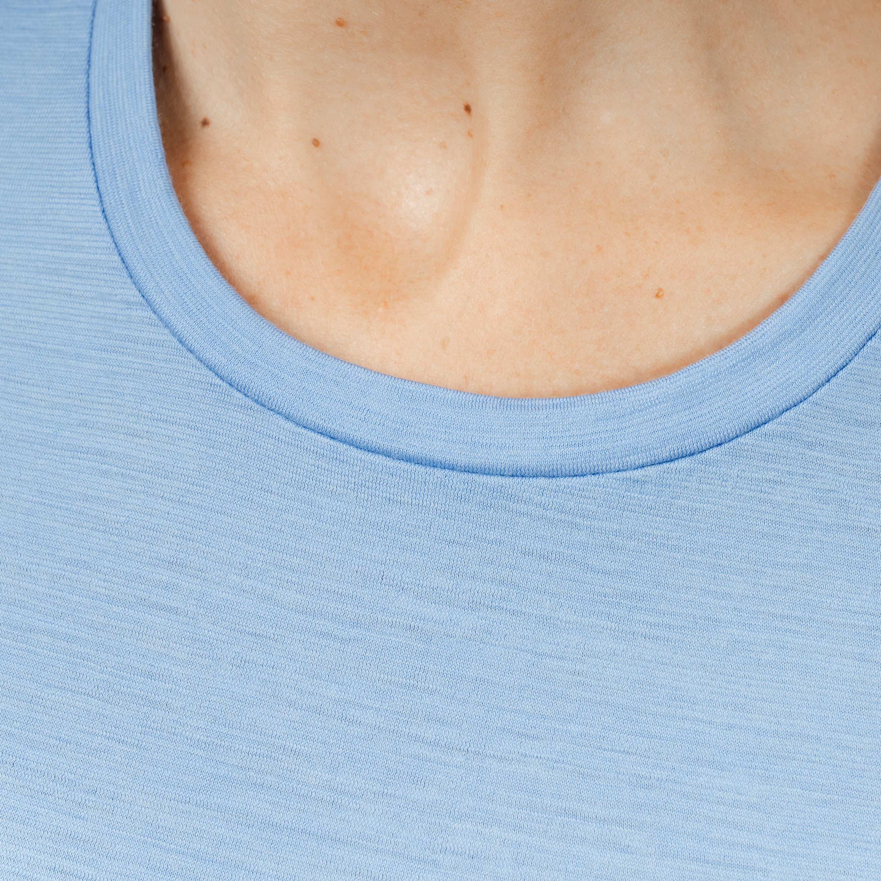 Model mit Merino Damen Shirt Nackenbereich von Tom Fyfe in Steelblue