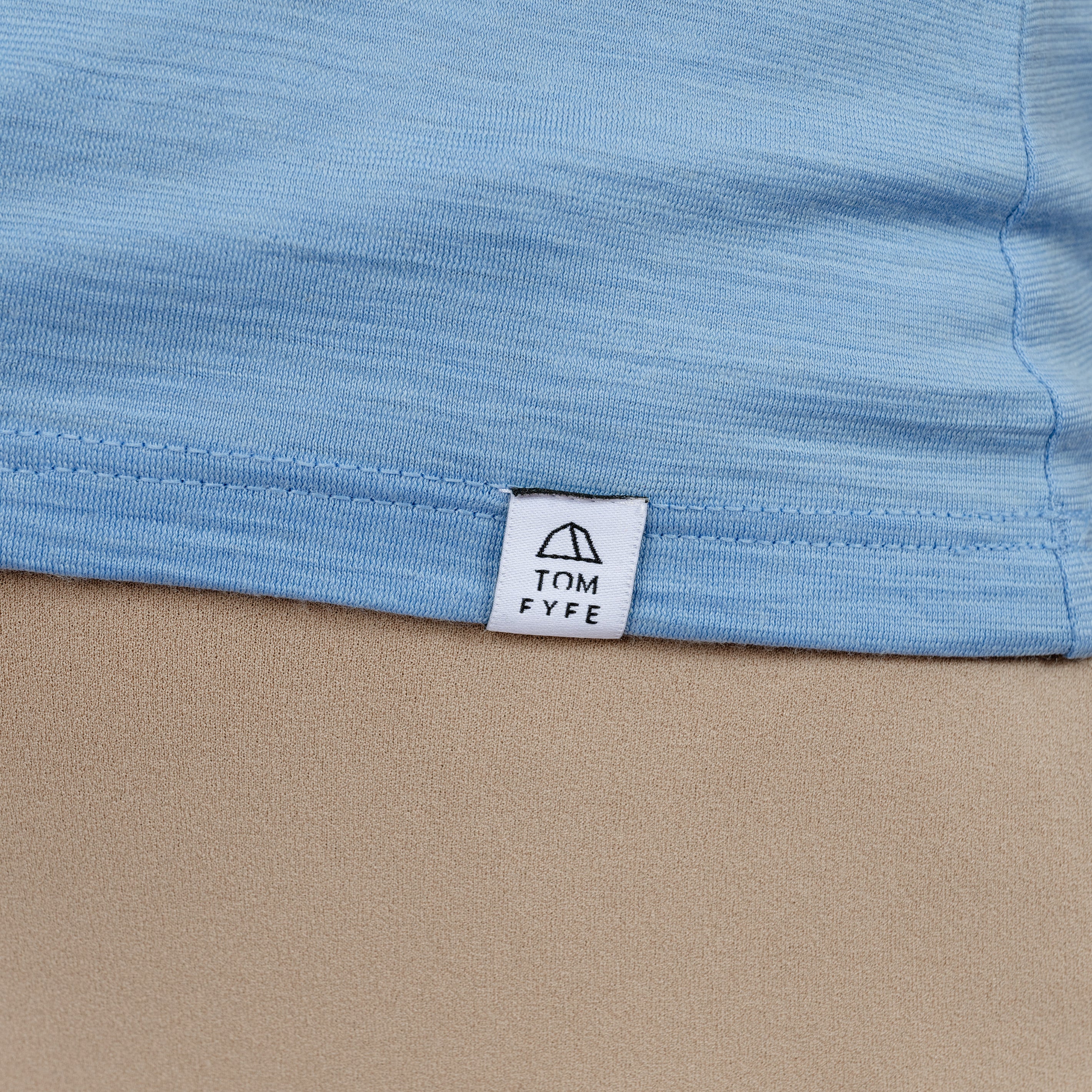 Model mit Merino Damen Shirt mit angenaehtem Stofflabel mit Logo von Tom Fyfe in Steelblue