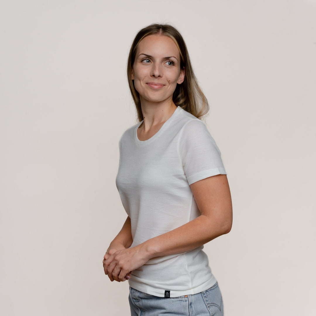 Model mit Merino Damen Shirt Seitenansicht von Tom Fyfe in Weiss 