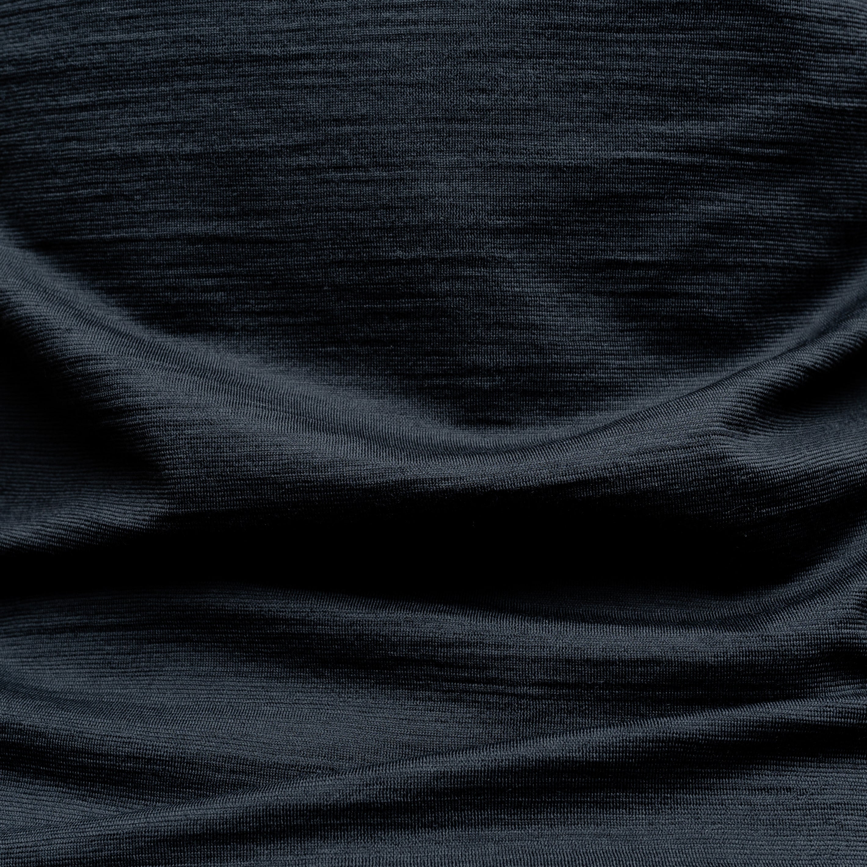 Merino Damen Shirt mit V-Ausschnitt von Tom Fyfe Detailaufnahme der Stofffarbe Anthrazit