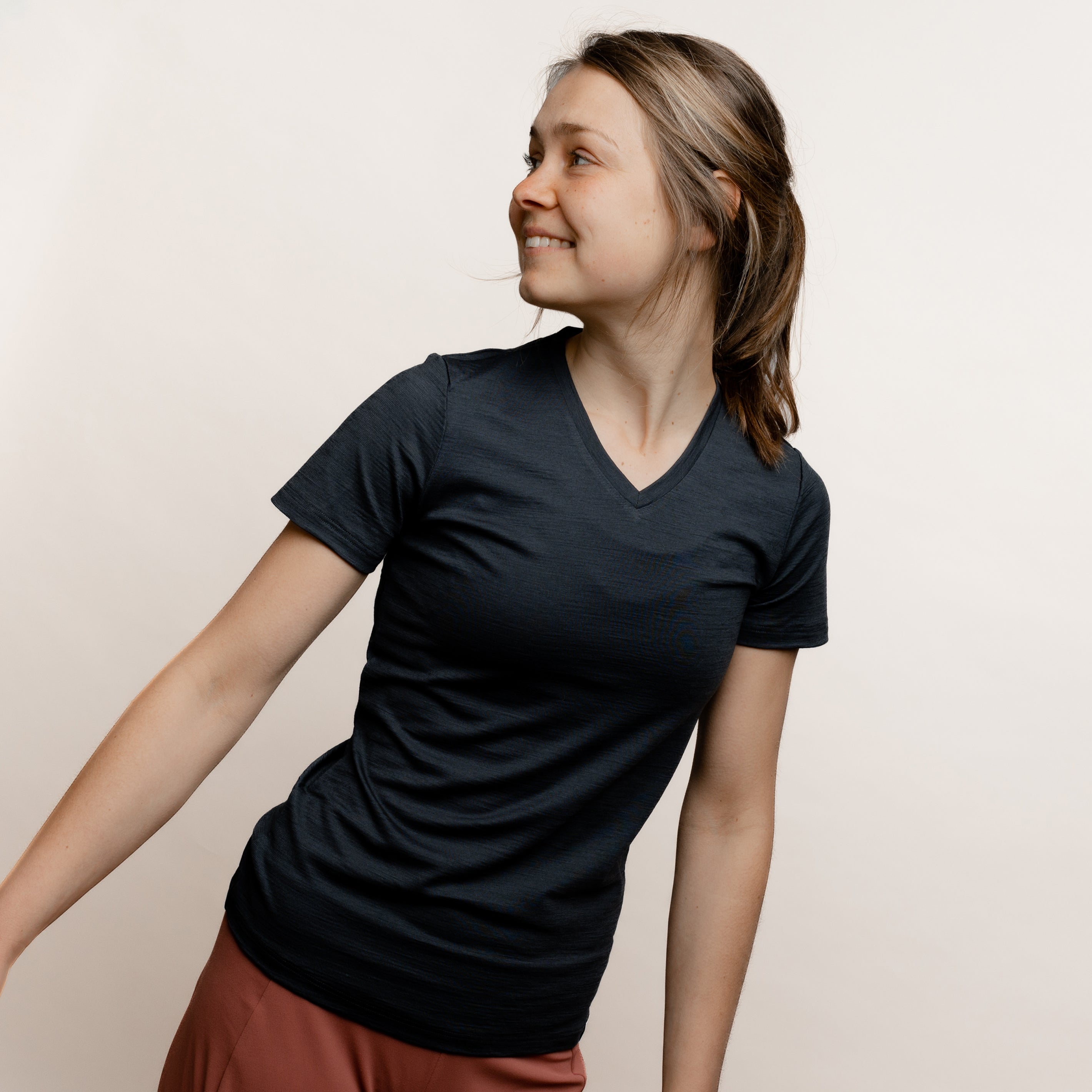 Model mit Merino Damen Shirt mit V-Ausschnitt von Tom Fyfe in Anthrazit Frontansicht