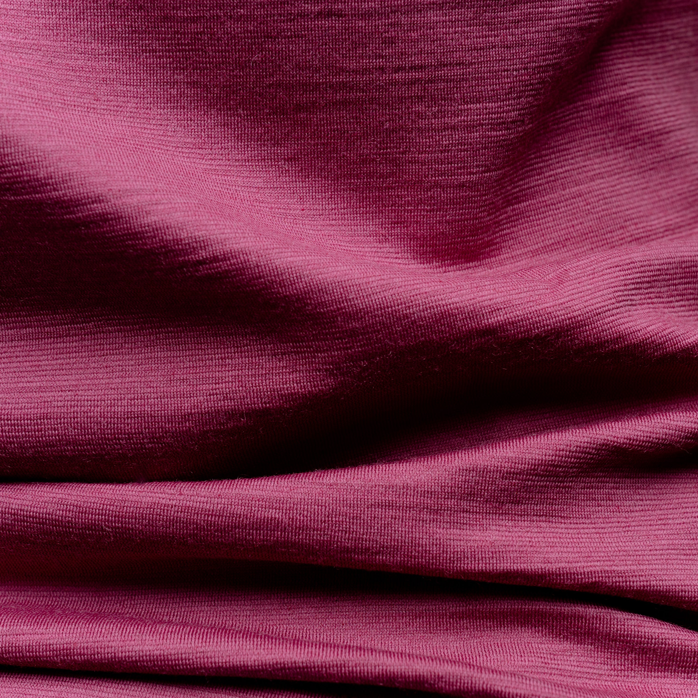 Merino Damen Shirt mit V-Ausschnitt von Tom Fyfe Detailaufnahme der Stofffarbe