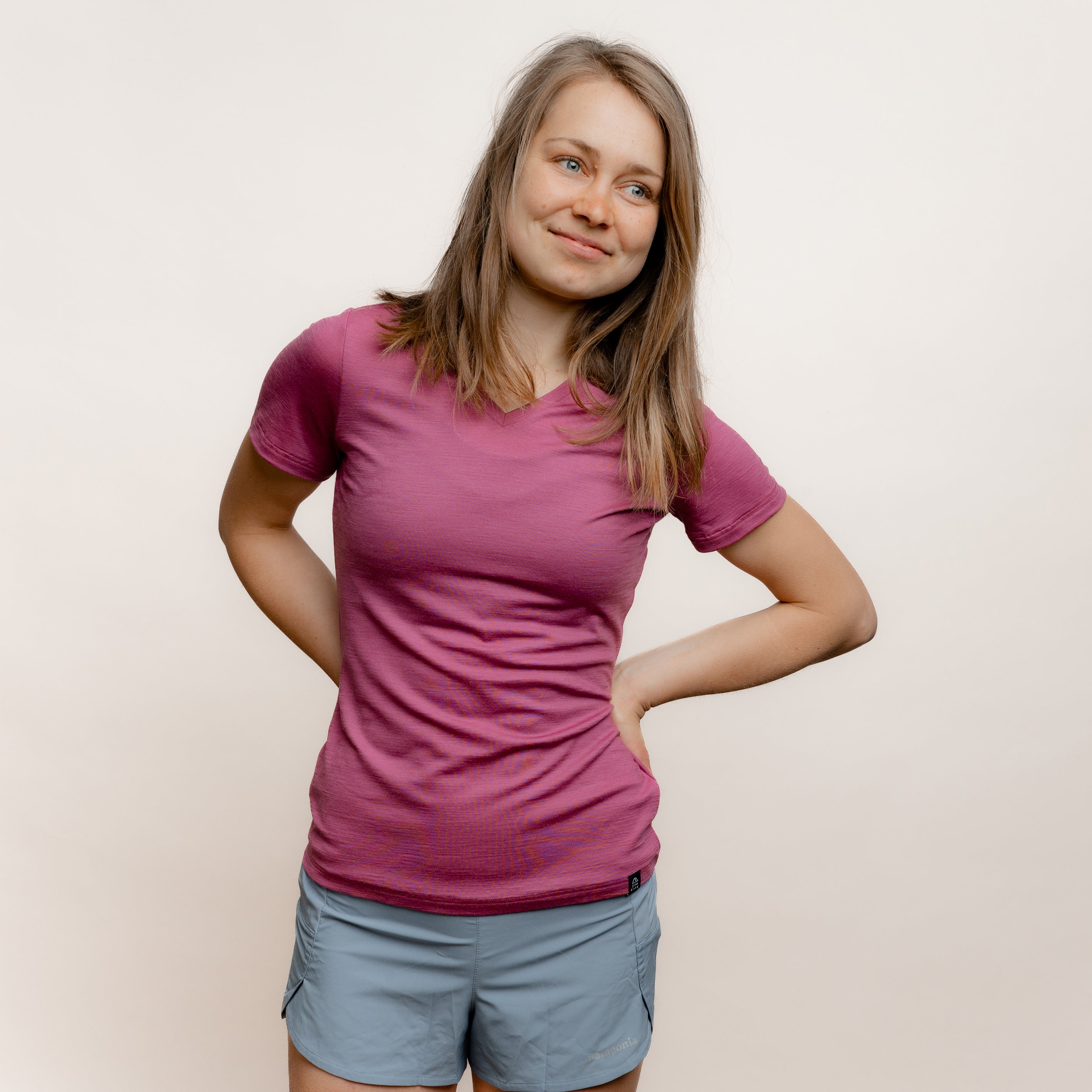 Model mit Merino Damen Shirt mit V-Ausschnitt von Tom Fyfe in Brombeere Frontansicht