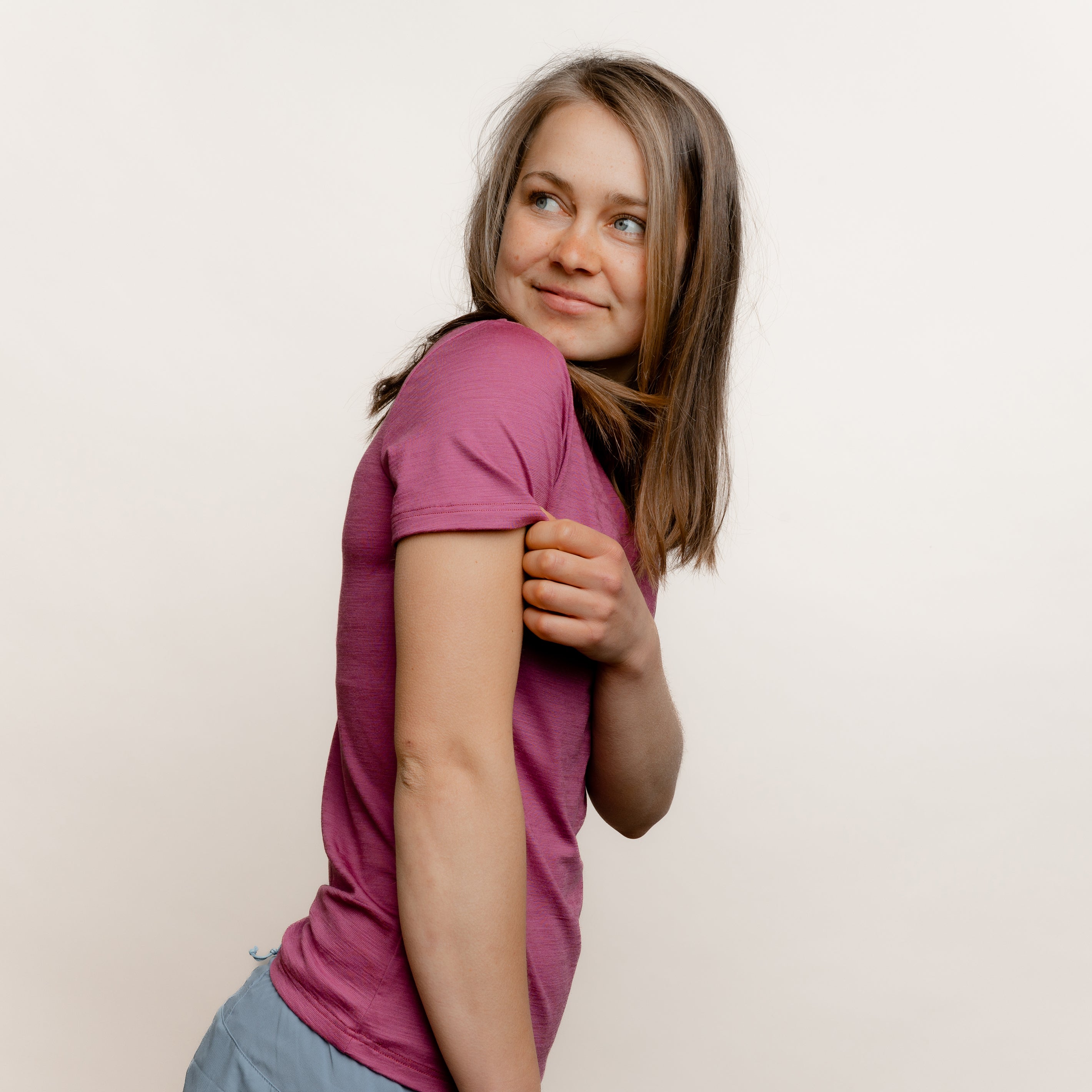 Model mit Merino Damen Shirt mit V-Ausschnitt von Tom Fyfe in Brombeere Seitenansicht