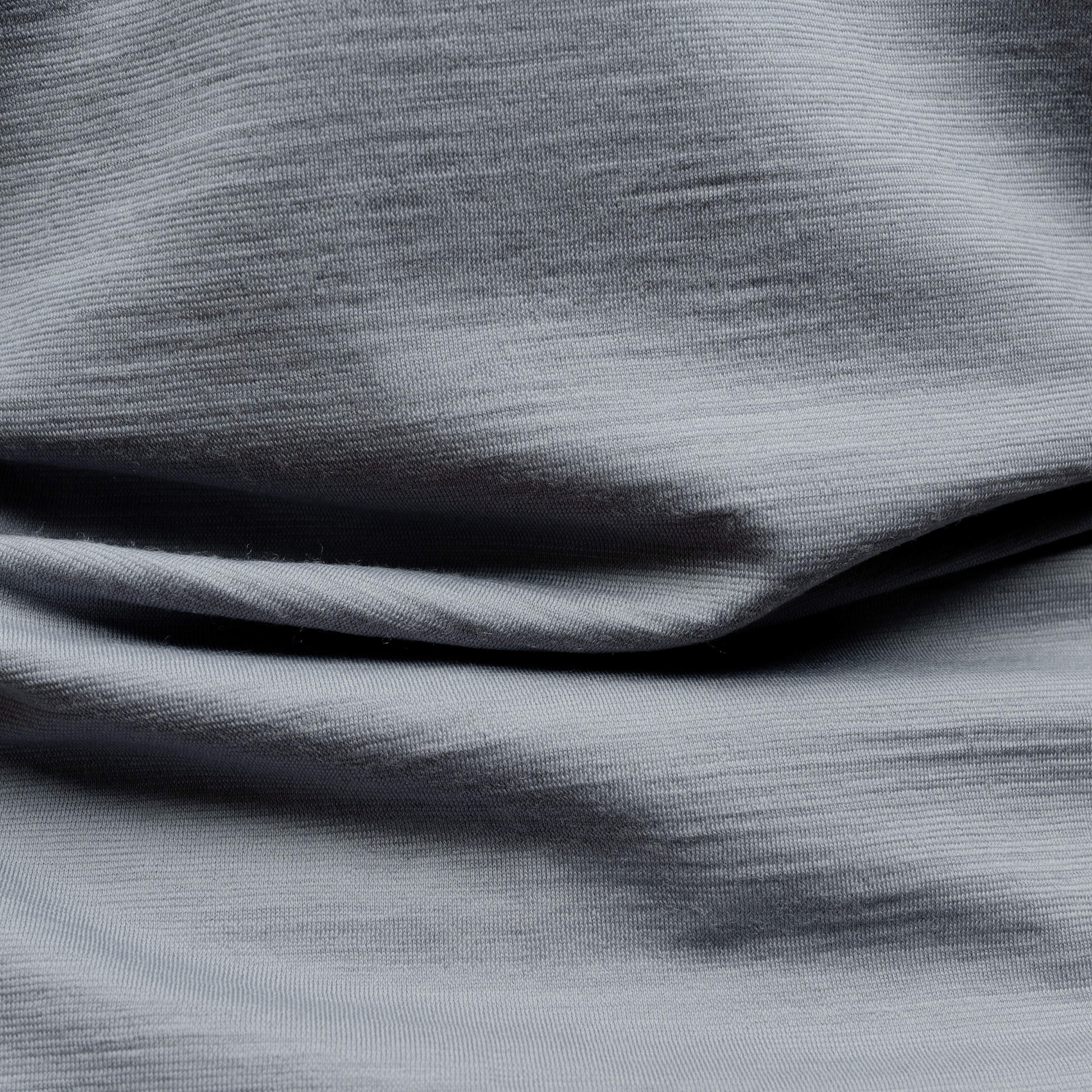 Merino Damen Shirt mit V-Ausschnitt von Tom Fyfe Detailaufnahme der Stofffarbe Anthrazit