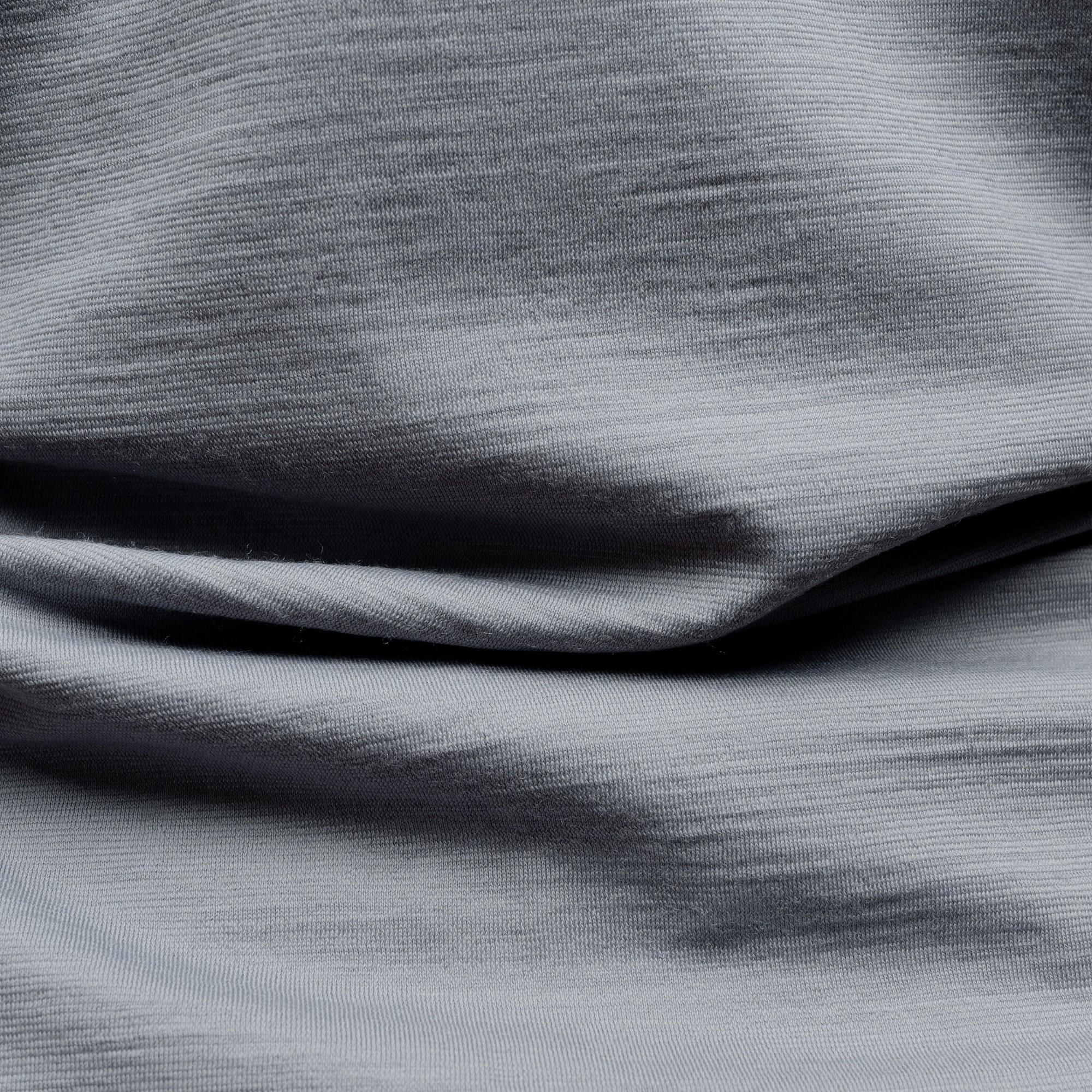 Merino Damen Shirt mit V-Ausschnitt von Tom Fyfe Detailaufnahme der Stofffarbe Anthrazit
