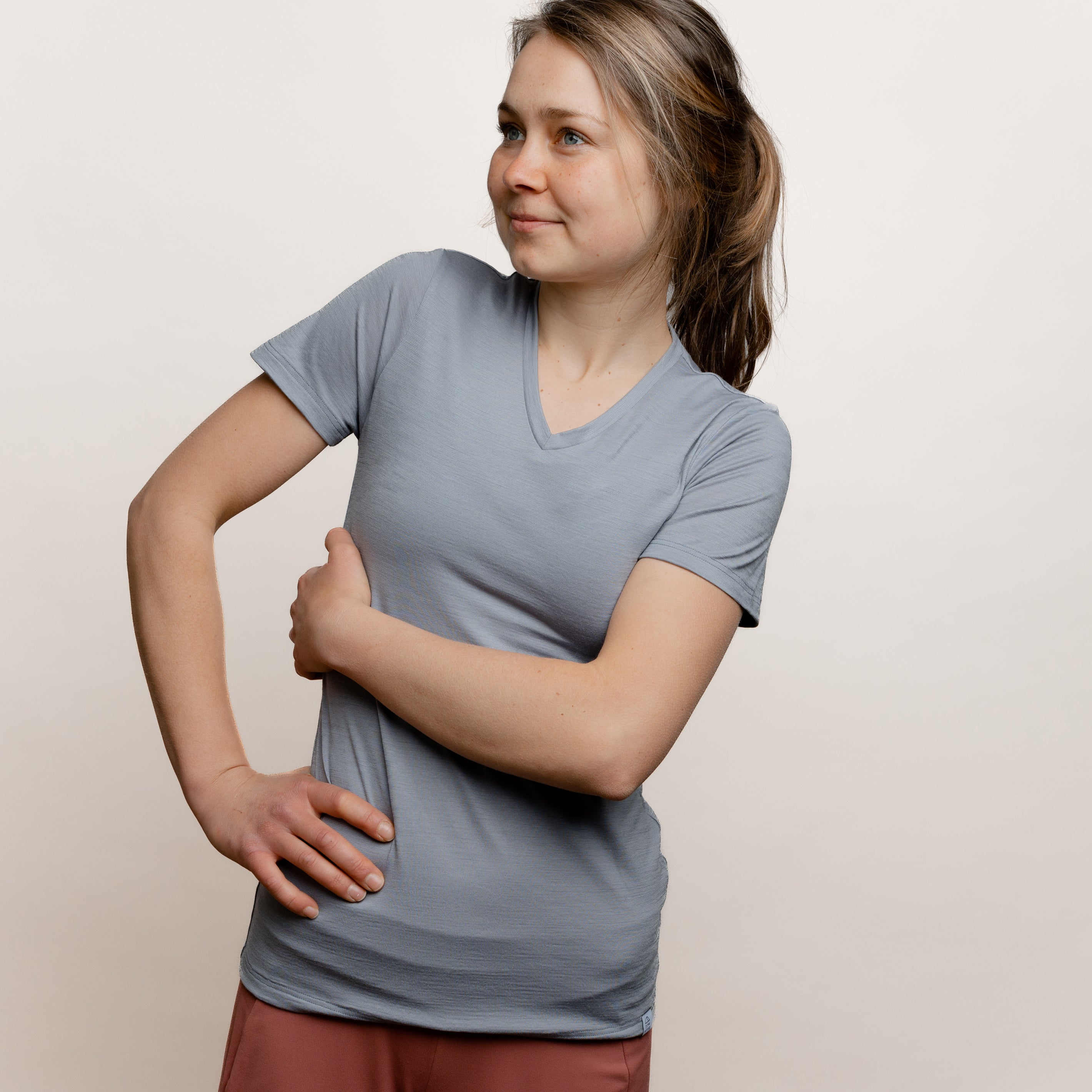 Model mit Merino Damen Shirt mit V-Ausschnitt von Tom Fyfe in Hellgrau Frontansicht