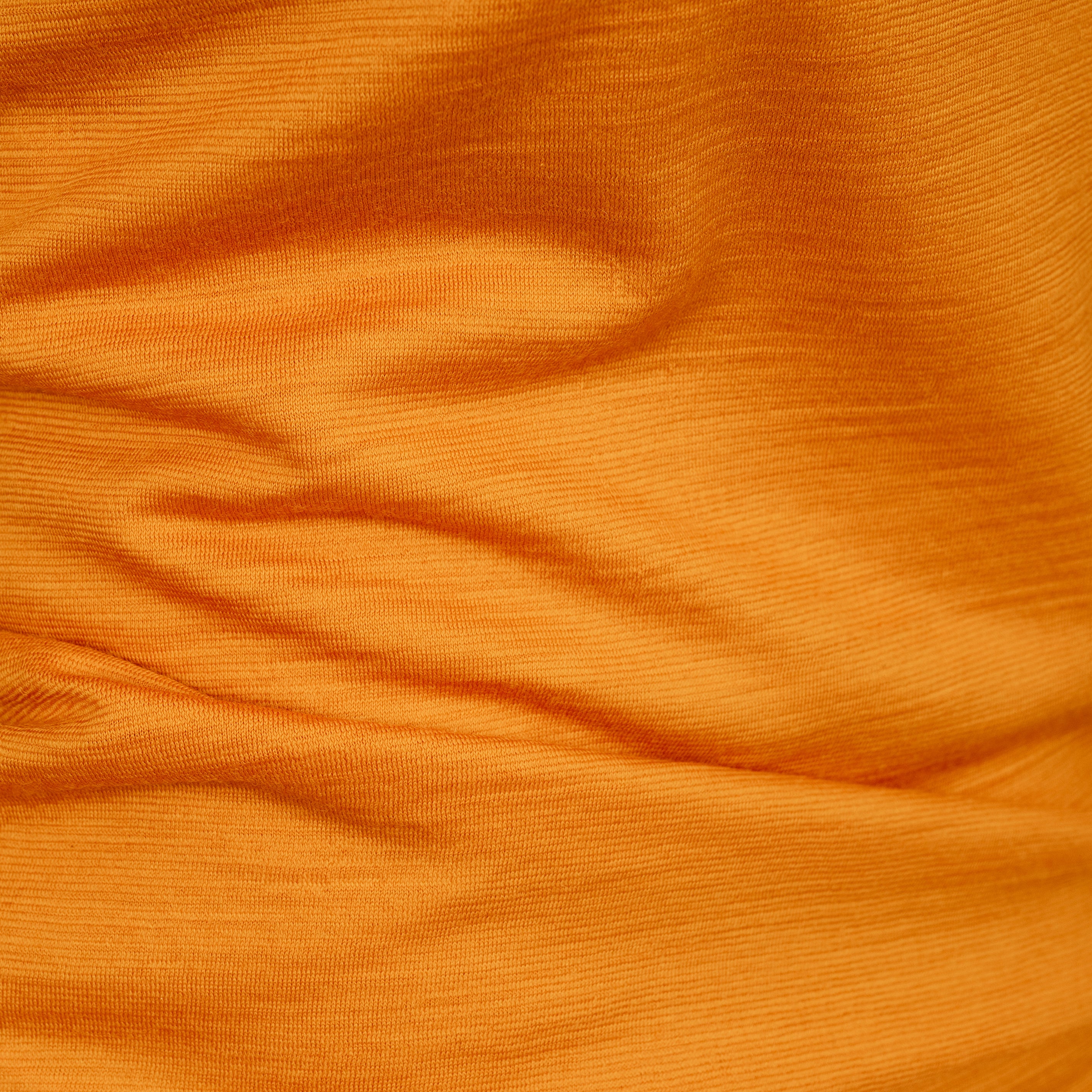 Merino Damen Shirt mit V-Ausschnitt von Tom Fyfe Stoff im Detail in Kurkuma