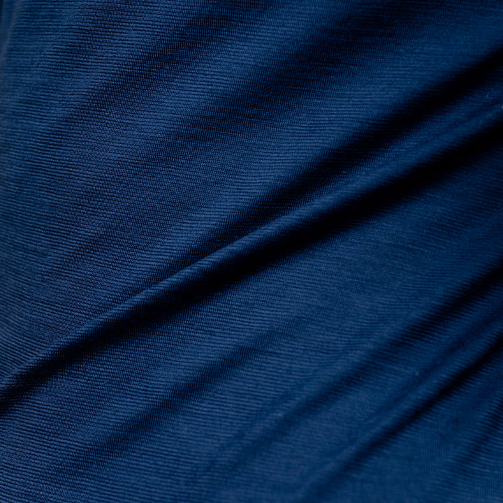 Merino Damen Shirt mit V-Ausschnitt von Tom Fyfe Detailaufnahme der Stofffarbe Marine  #farbe_marine