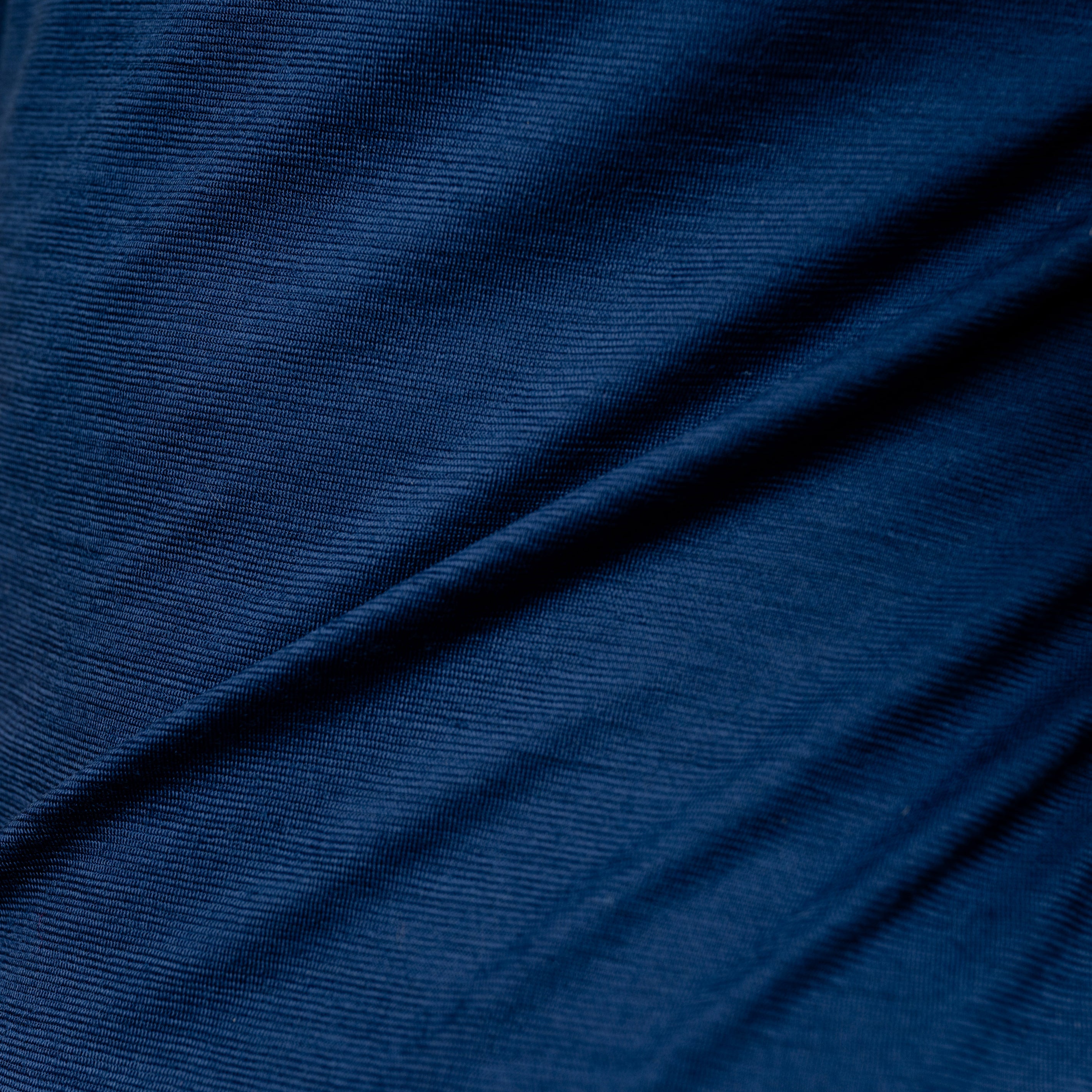 Merino Damen Shirt mit V-Ausschnitt von Tom Fyfe Detailaufnahme der Stofffarbe Marine