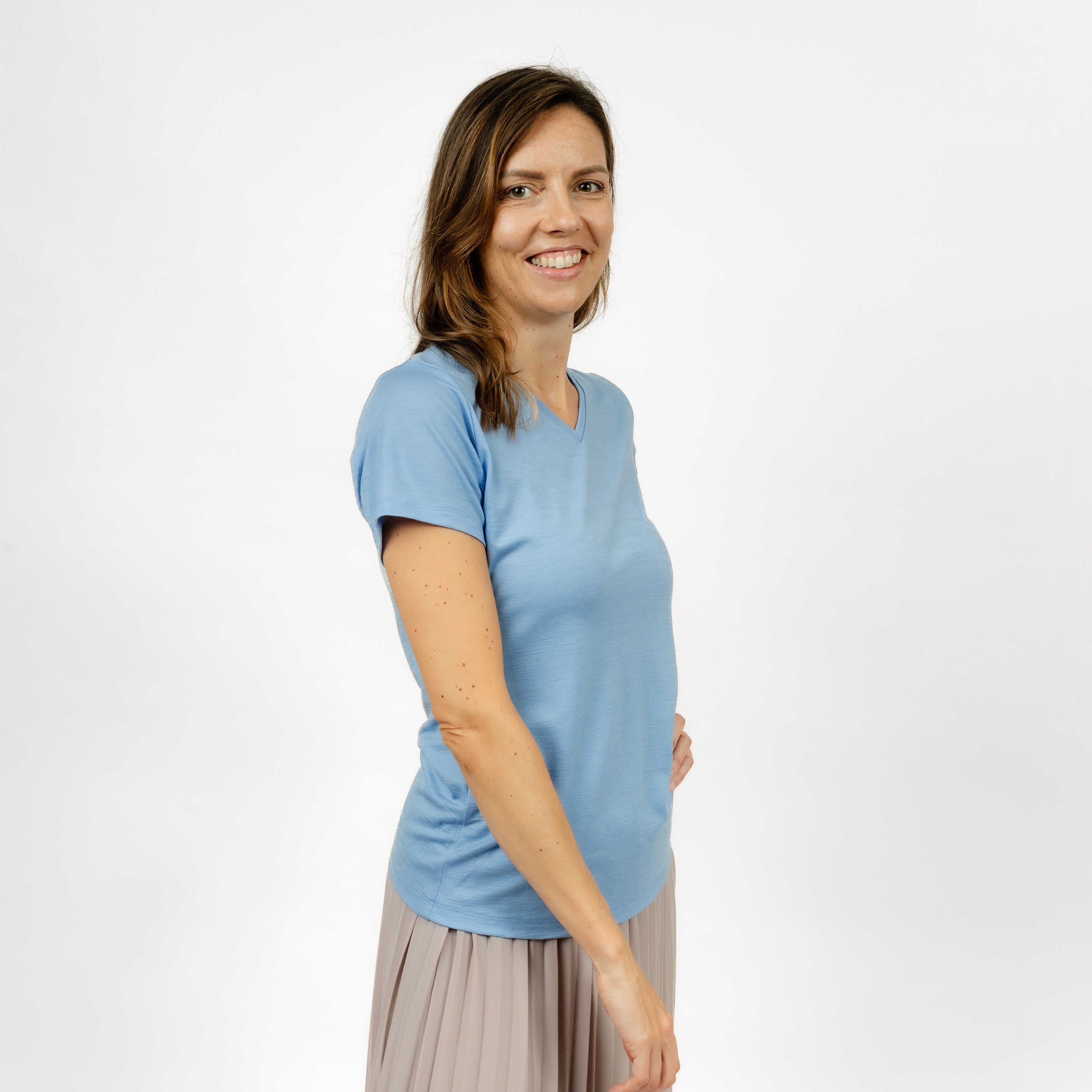 Model mit Merino Damen Shirt mit V-Ausschnitt von TOM FYFE Seitenansicht in Steelblue