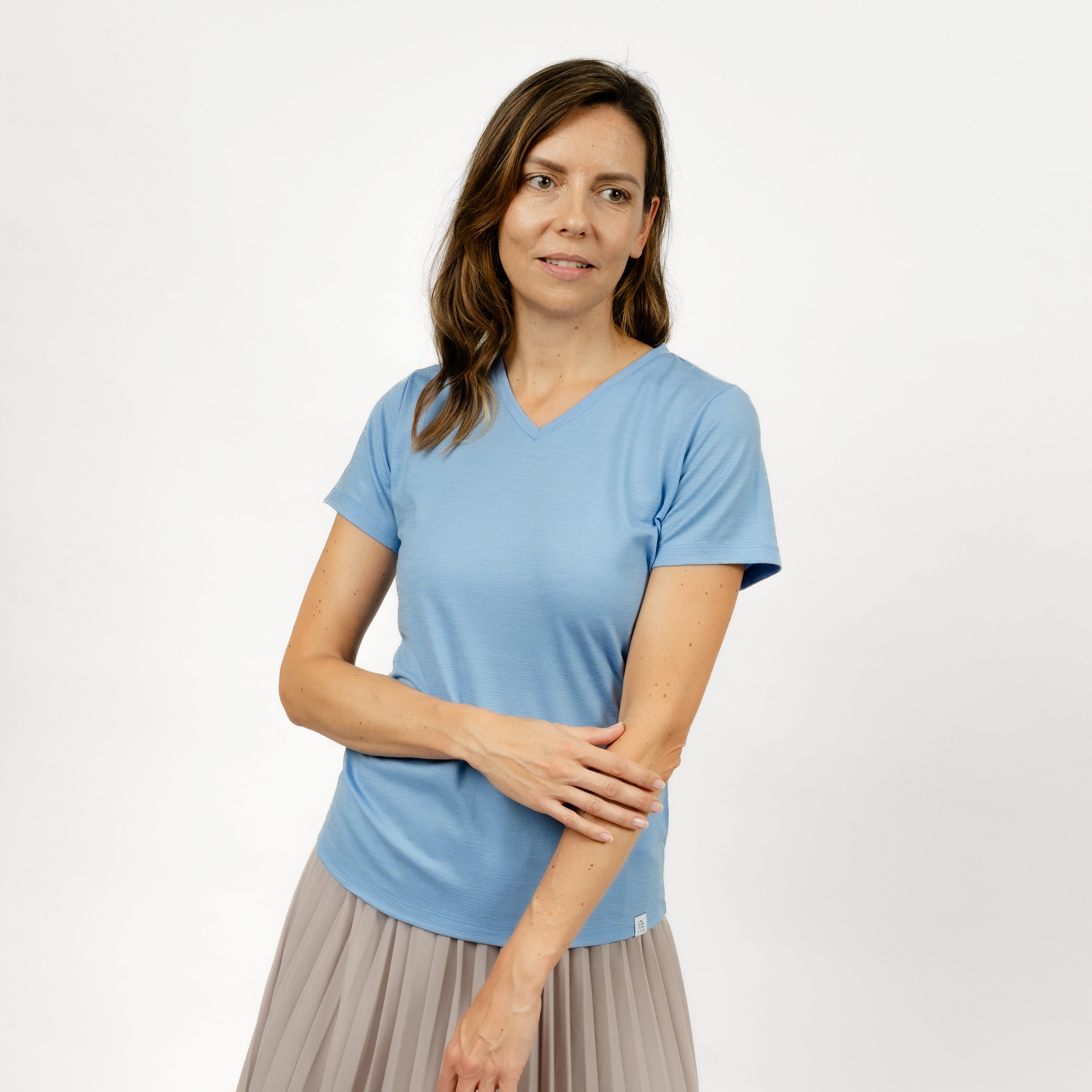 Model mit Merino Damen Shirt mit V-Ausschnitt von Tom Fyfe Frontansicht in Steelblue