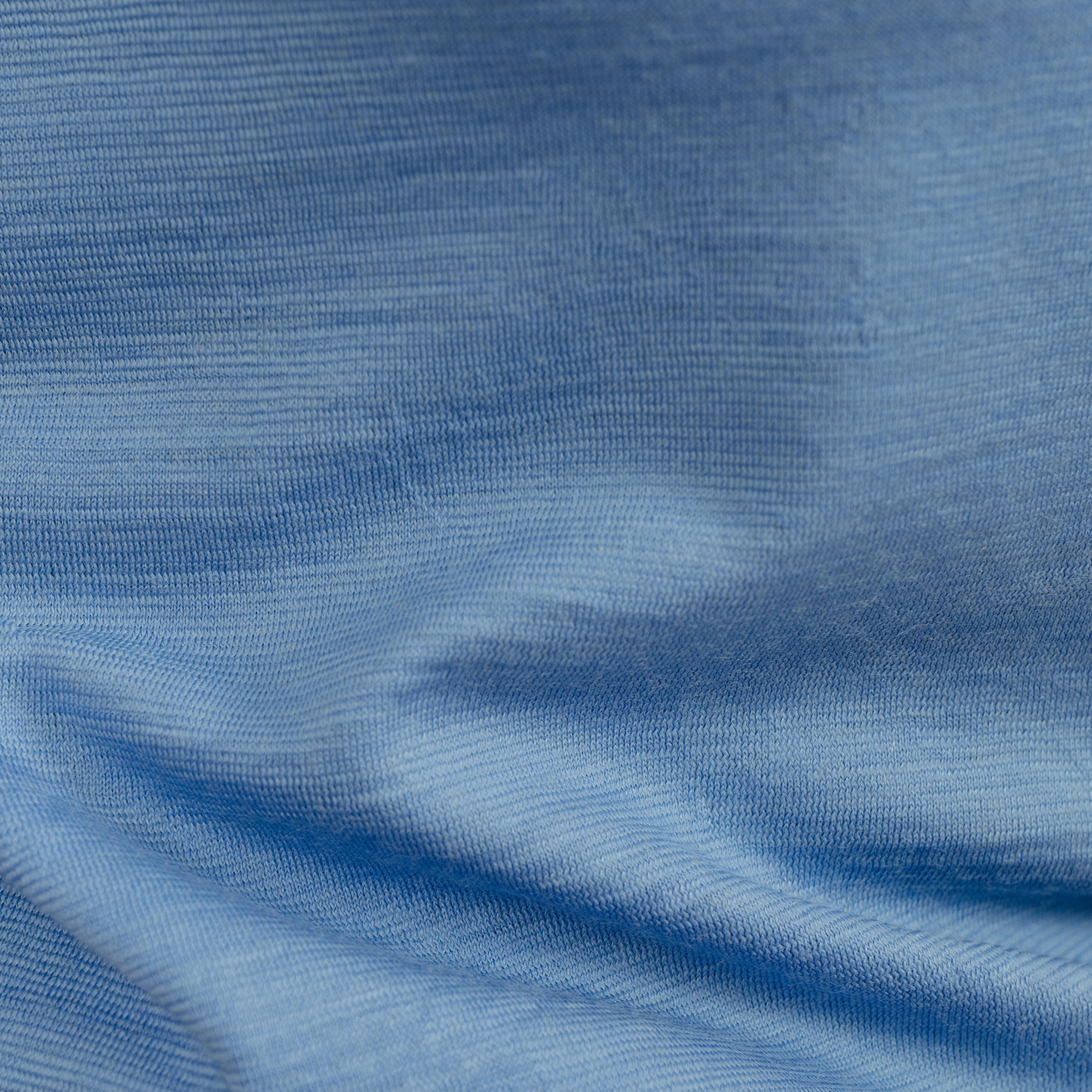 Merino Damen Shirt mit V-Ausschnitt von Tom Fyfe Stoff im Detail in Steelblue