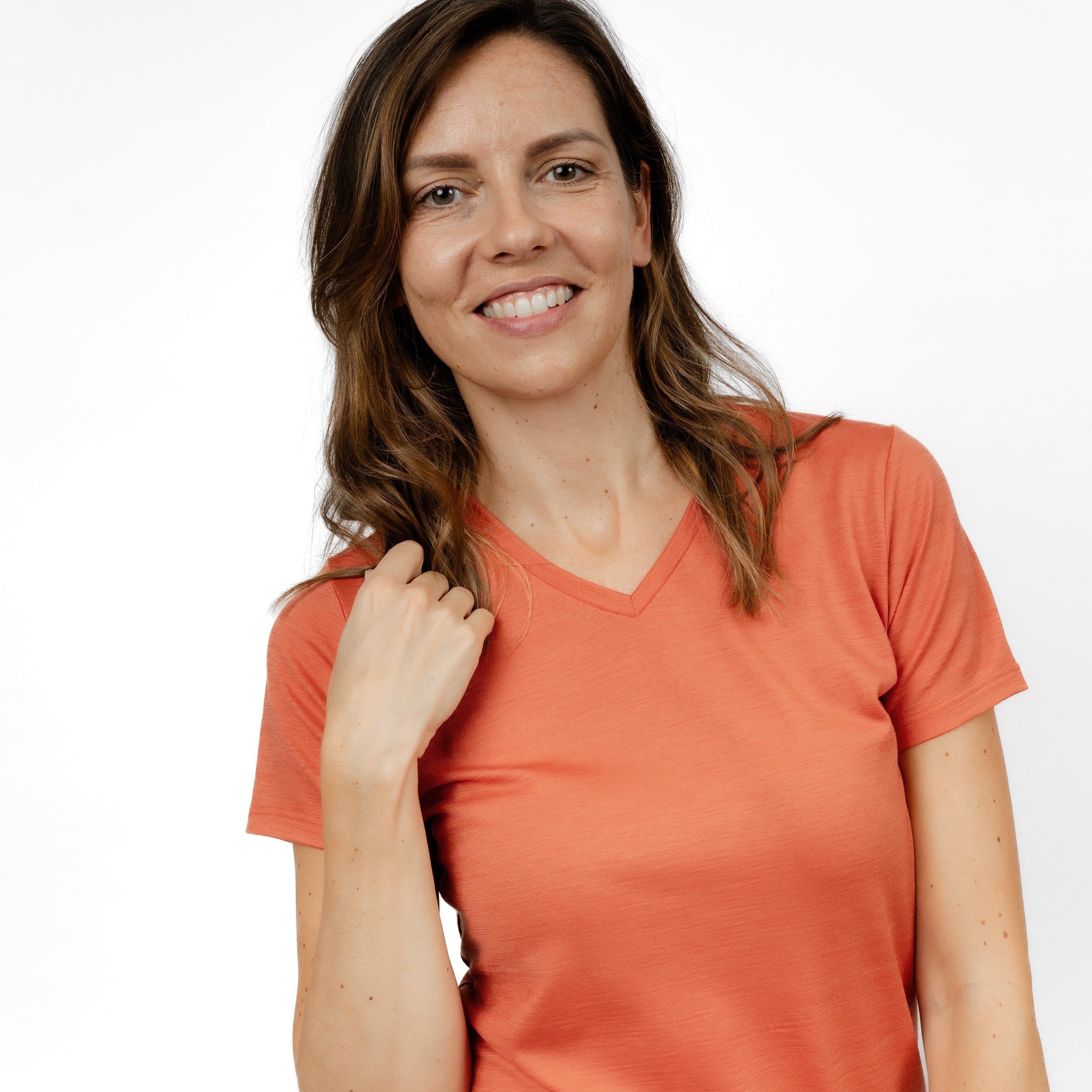 Model mit Merino Damen Shirt mit V-Ausschnitt von Tom Fyfe Frontansicht in Terracotta
