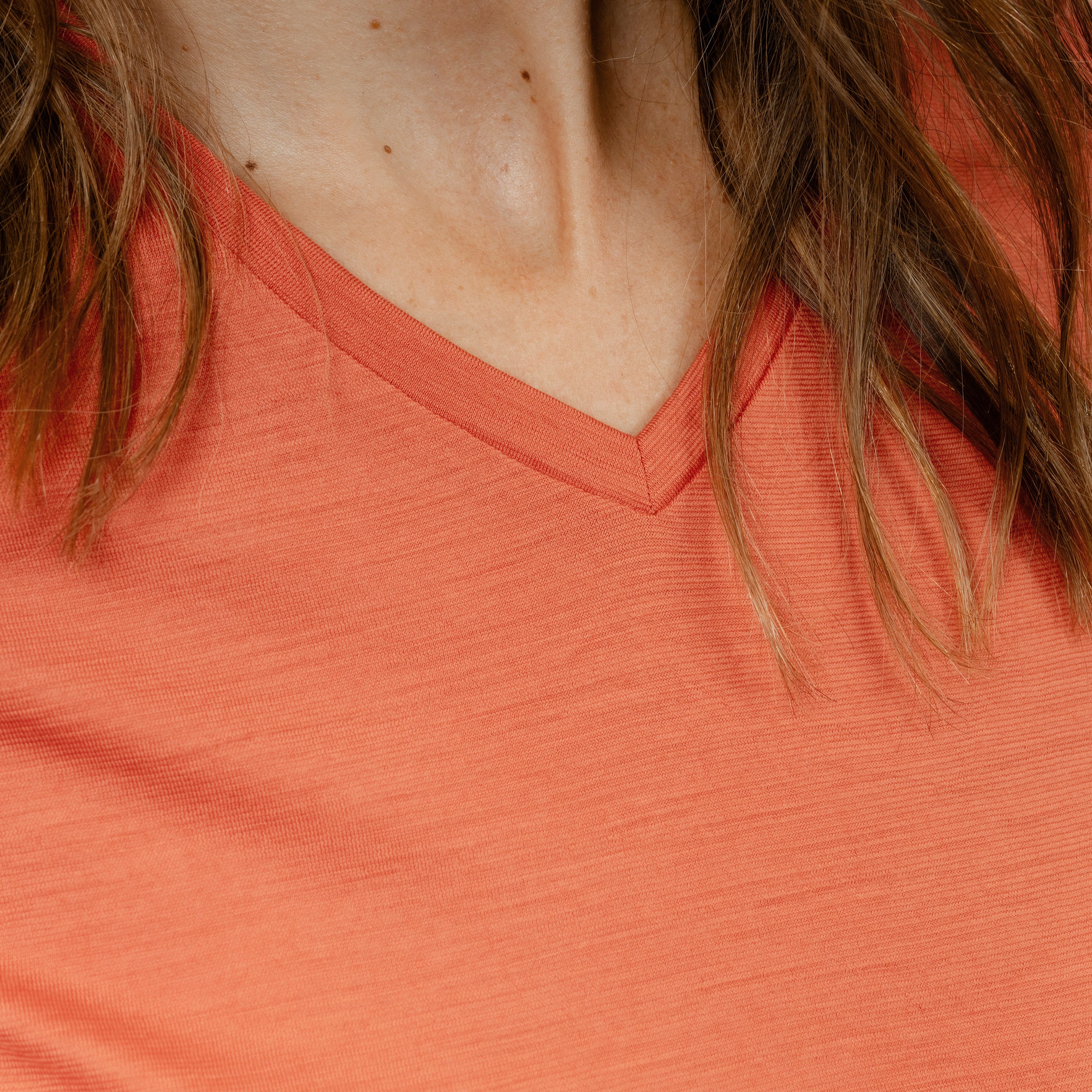 Model mit Merino Damen Shirt mit V-Ausschnitt von Tom Fyfe Nahaufnahme Kragen in Terracotta