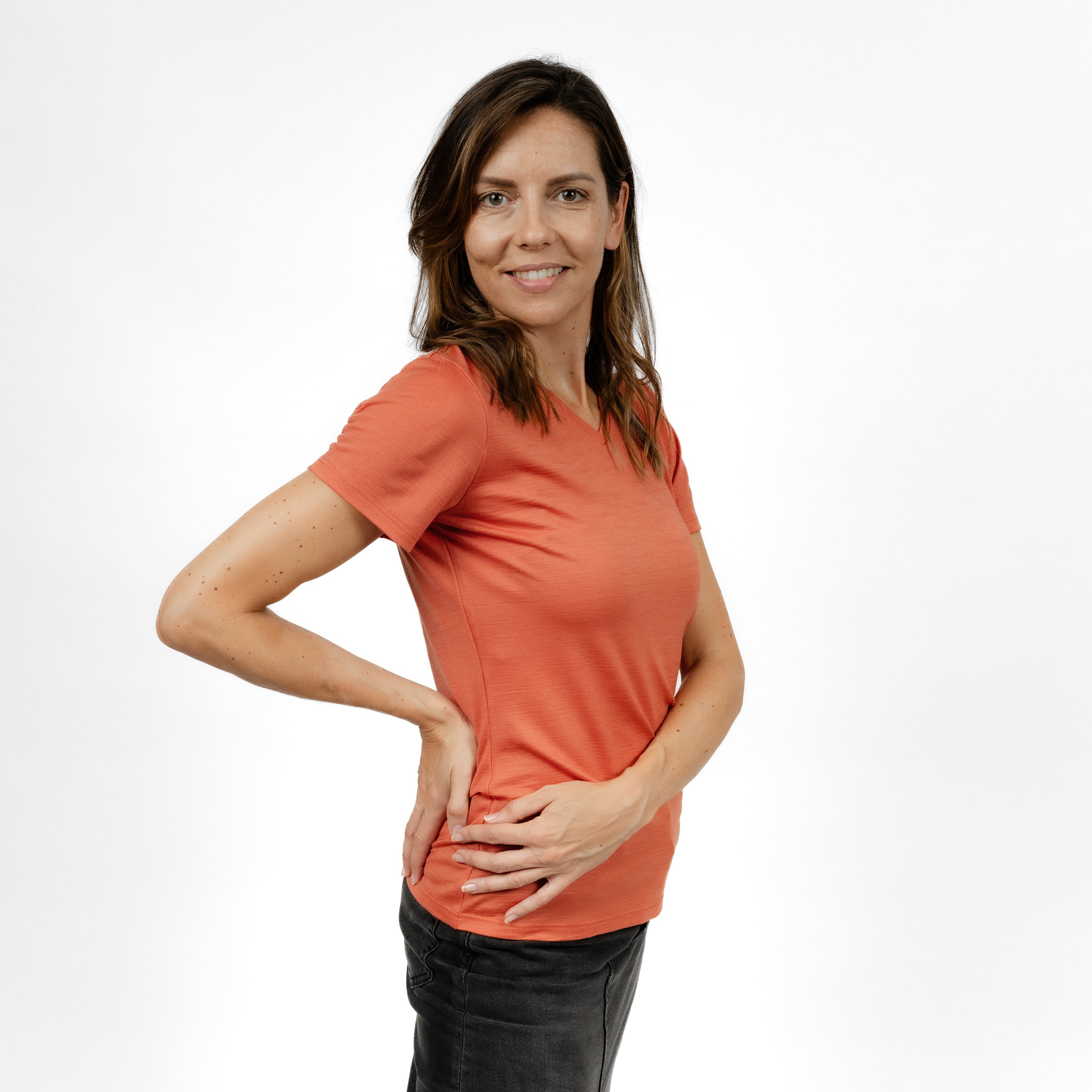 Model mit Merino Damen Shirt mit V-Ausschnitt von Tom Fyfe Seitenansicht in Terracotta