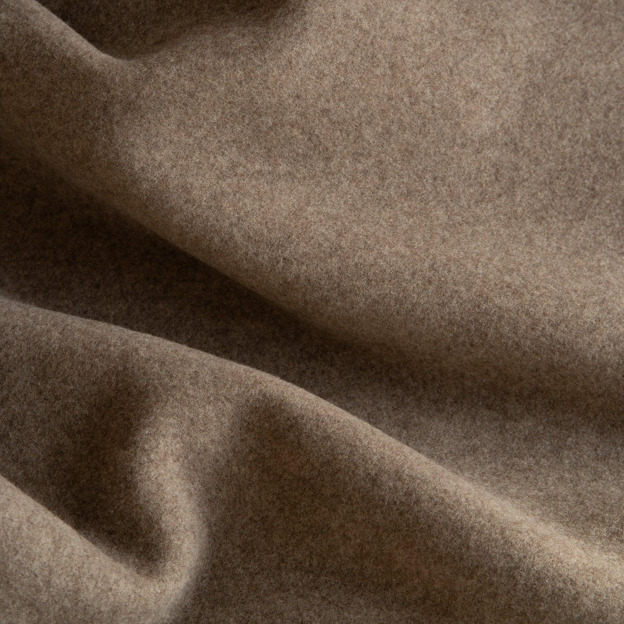 TOM FYFE Merino Decke in Sandstone, Nahaufnahme der Stoffstruktur