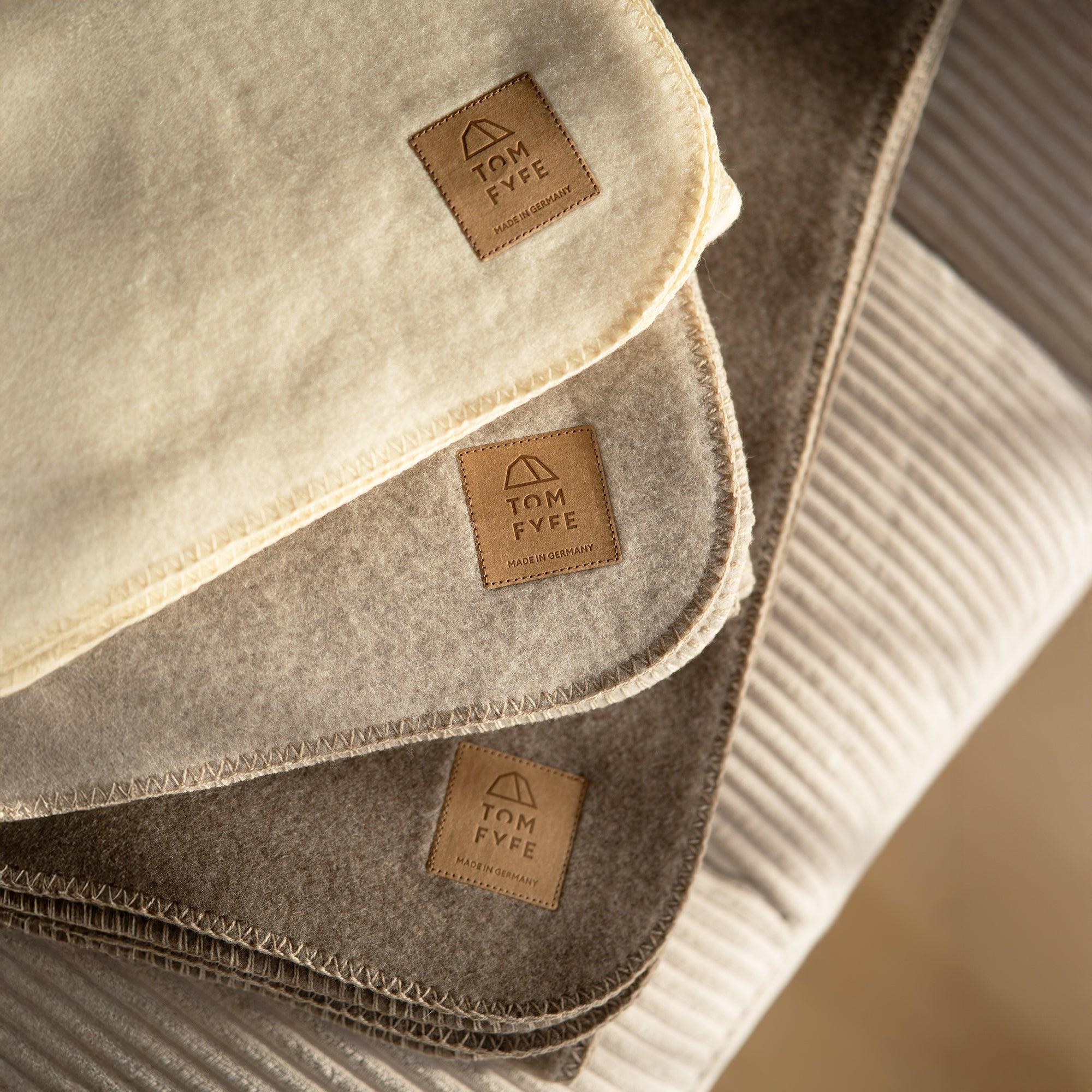 TOM FYFE Merino Decken in Moonstone, Polar White & Sandstone, Trio-Ansicht