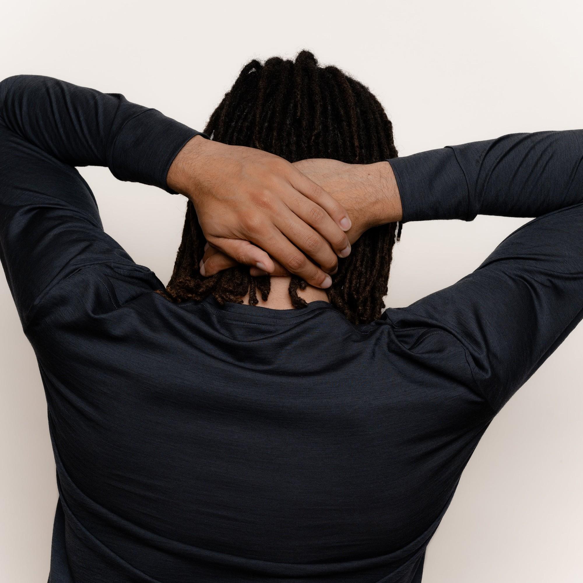 Merino Herren Longsleeve Rückansicht von TOM FYFE in Anthrazit