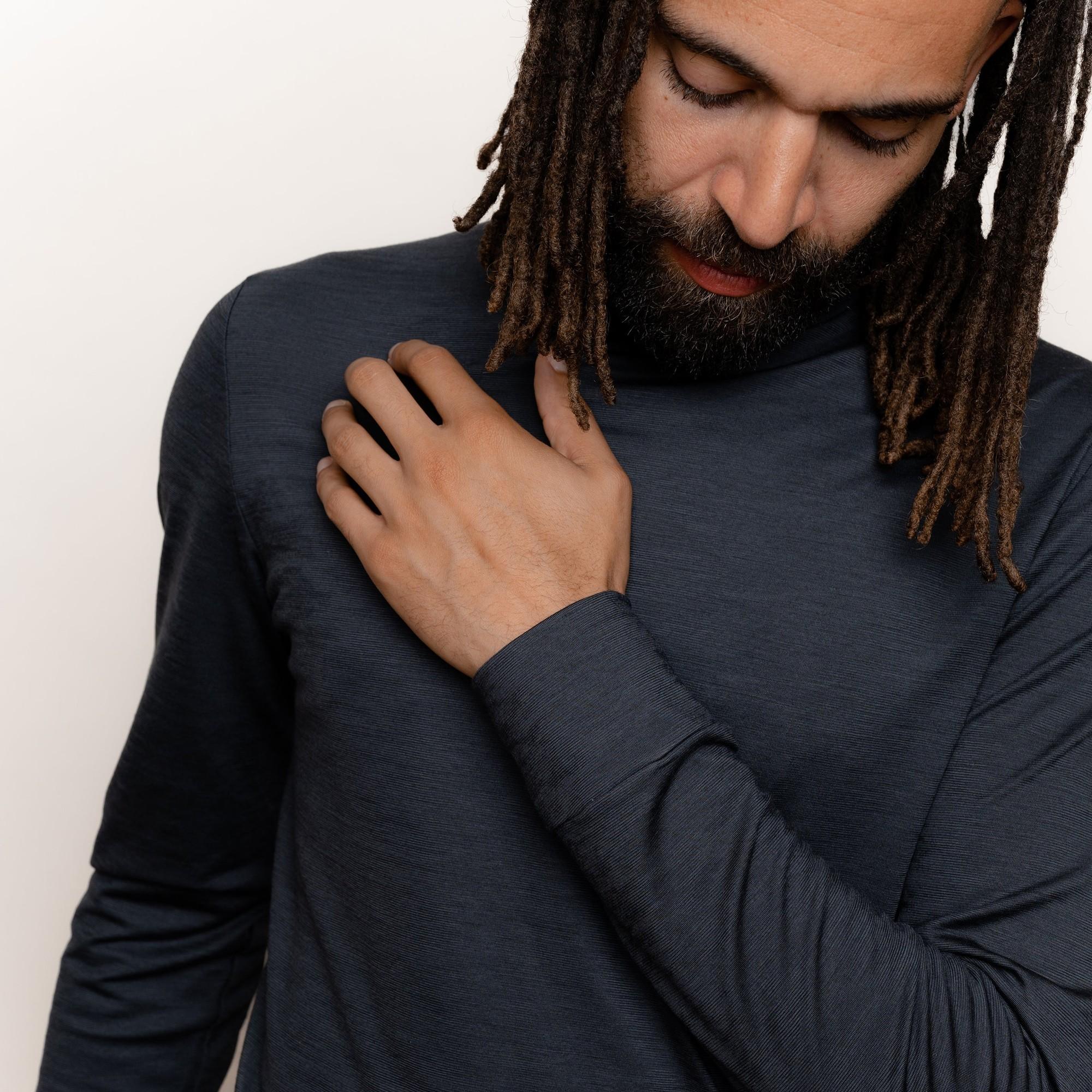 Model mit Merino Herren Langarmshirt Detail von TOM FYFE in Anthrazit