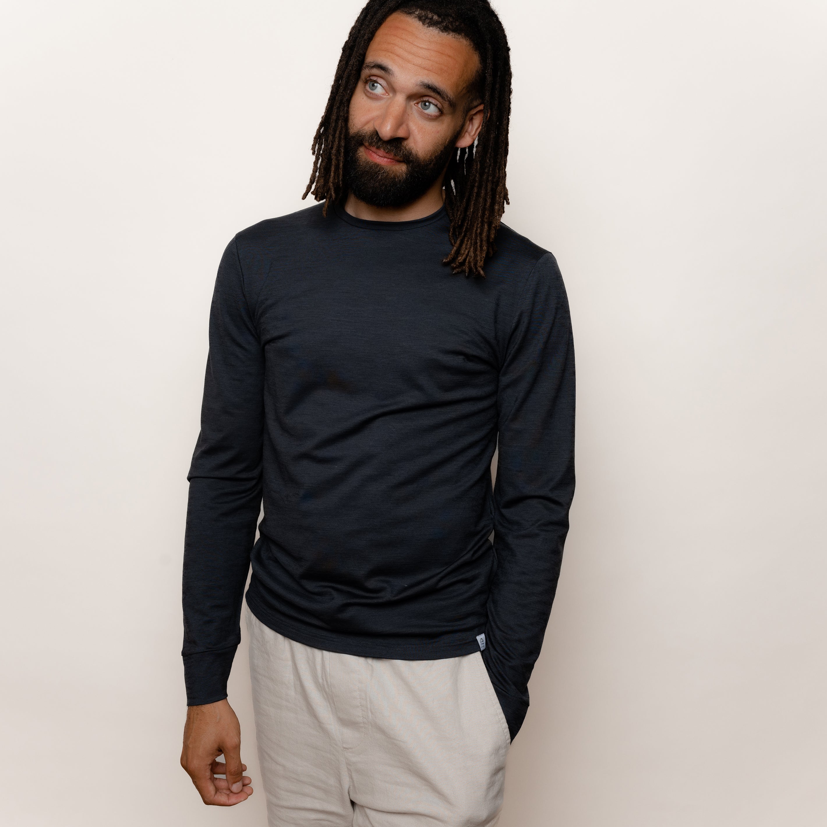 Model mit Merino Herren Shirt Frontansicht von TOM FYFE in Anthrazit