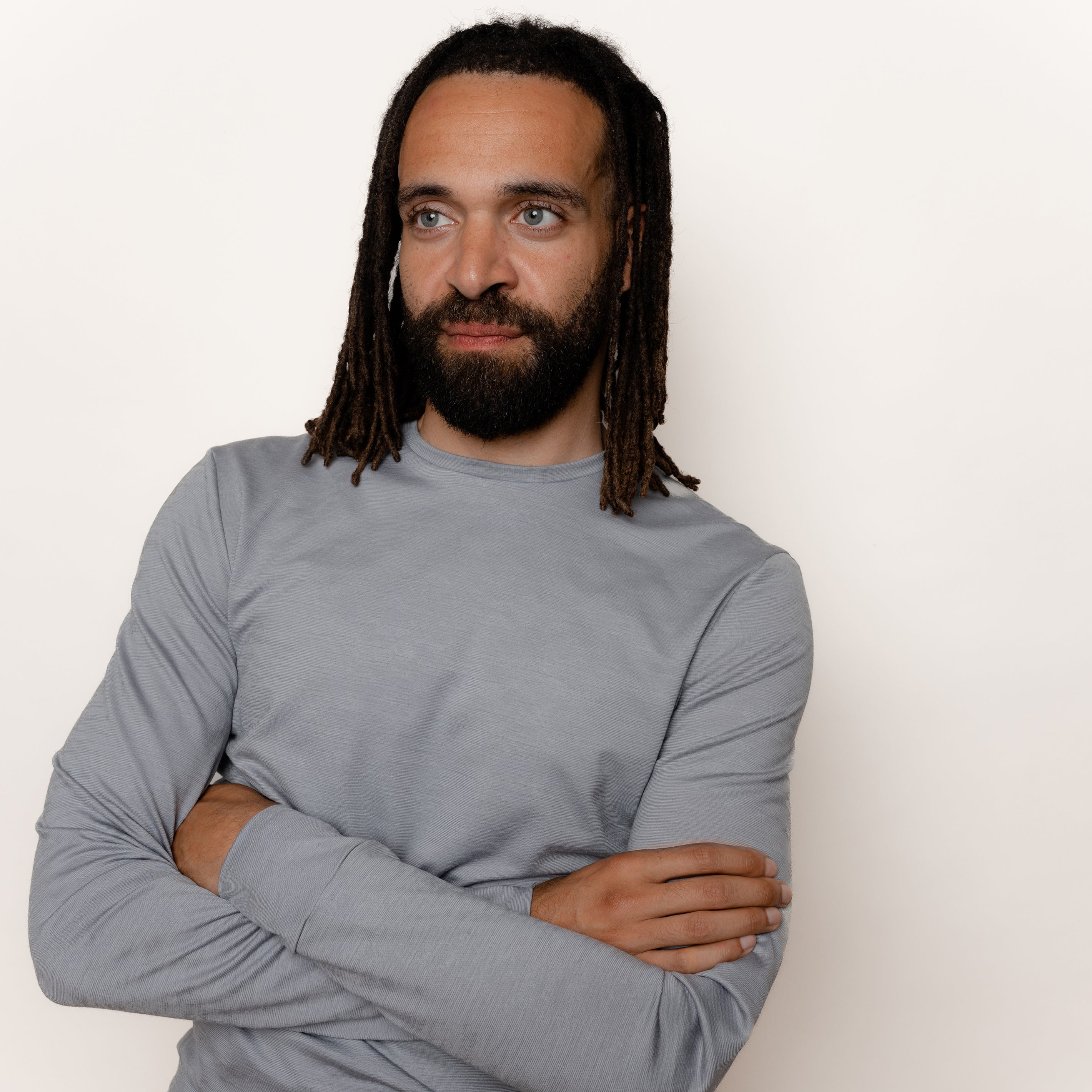 Merino Herren Longsleeve Frontansicht von Tom Fyfe in Hellgrau